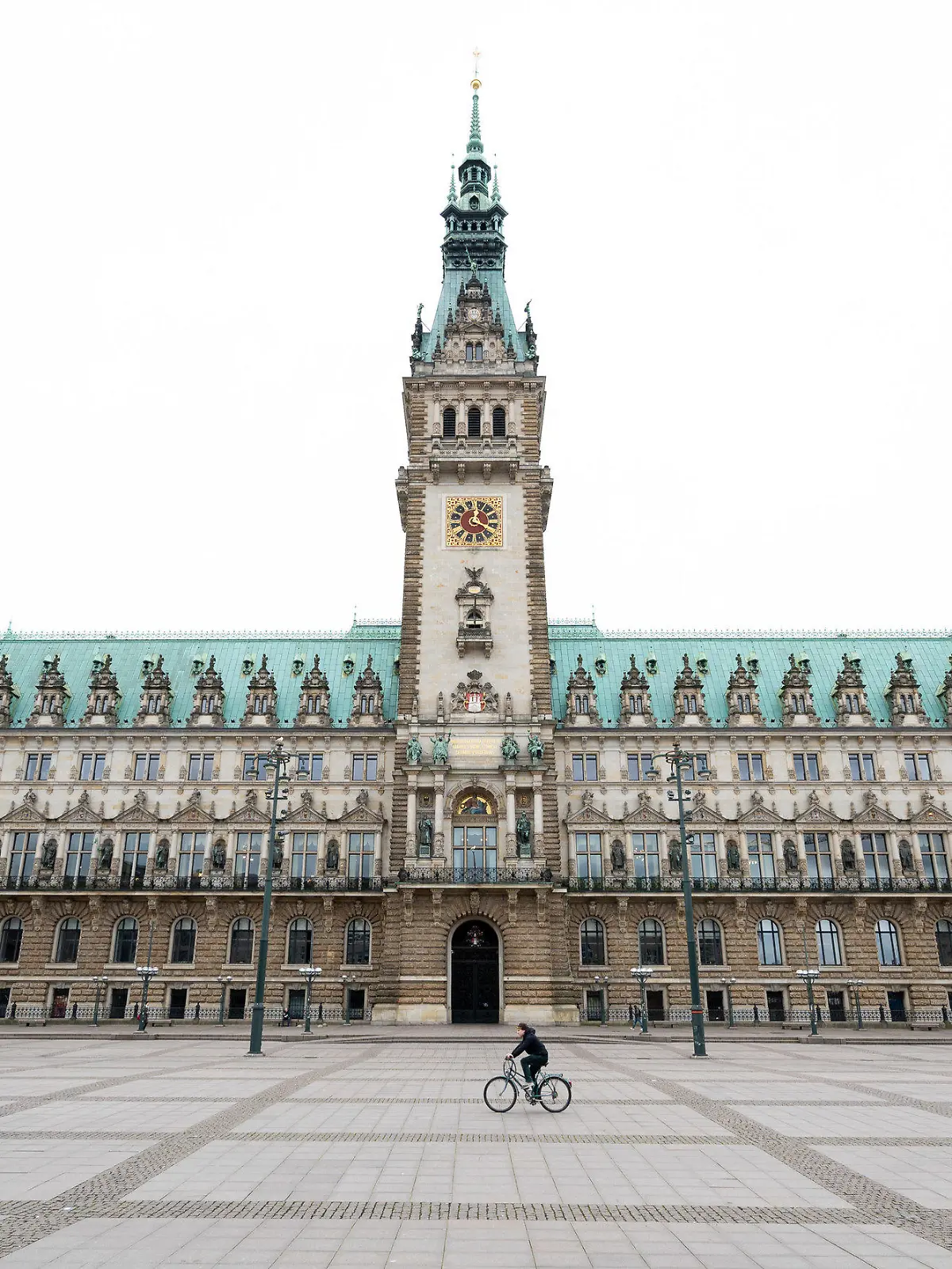 ARCHIV - 20.03.2020, Hamburg: Nahezu menschenleer ist der Rathausmarkt vor dem Rathaus um die Mittagszeit. Üblicherweise tummeln sich an diesem Ort zahllose Hamburger und Touristen. Foto: Daniel Reinhardt/dpa +++ dpa-Bildfunk +++