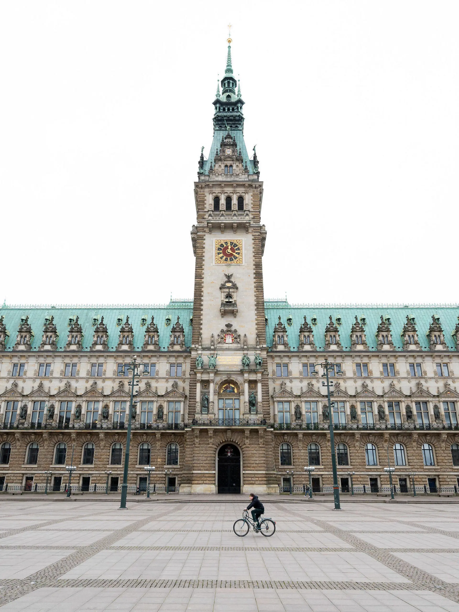 ARCHIV - 20.03.2020, Hamburg: Nahezu menschenleer ist der Rathausmarkt vor dem Rathaus um die Mittagszeit. Üblicherweise tummeln sich an diesem Ort zahllose Hamburger und Touristen. Foto: Daniel Reinhardt/dpa +++ dpa-Bildfunk +++