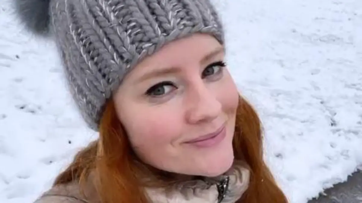 Barbara Meier genießt mit ihrer Tochter den ersten Schnee.