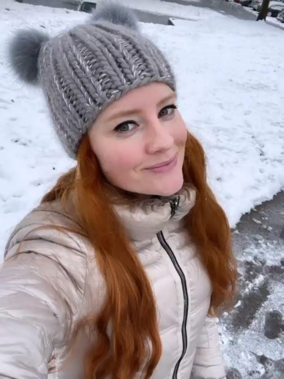 Barbara Meier genießt mit ihrer Tochter den ersten Schnee.