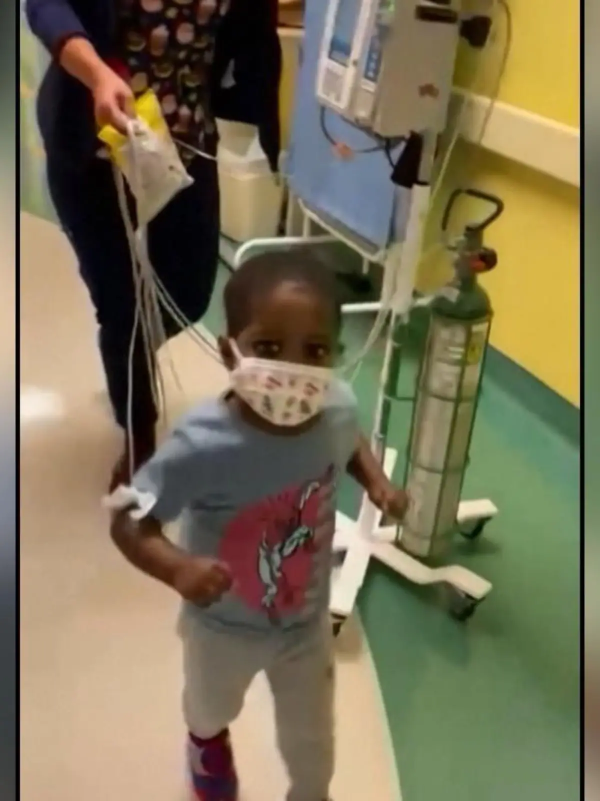 Waylen Blount ist erst drei Jahre alt, aber er steht schon vor einer schwierigen Operation. Aufgrund eines Herzfehlers, muss er sich einer Transplantation unterziehen. Den Weg in den OP bestreitet er auf ganz besondere Weise.