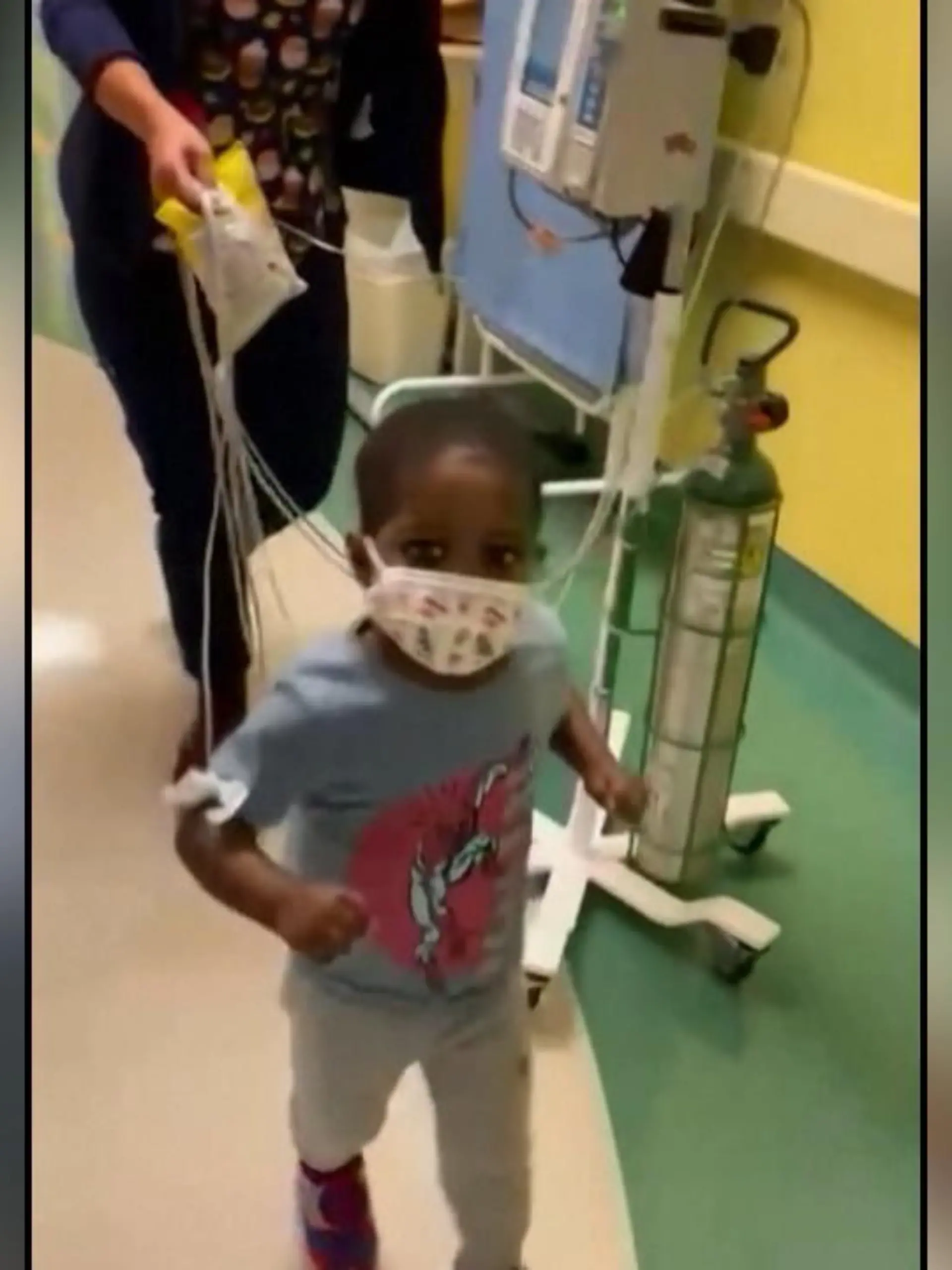 Waylen Blount ist erst drei Jahre alt, aber er steht schon vor einer schwierigen Operation. Aufgrund eines Herzfehlers, muss er sich einer Transplantation unterziehen. Den Weg in den OP bestreitet er auf ganz besondere Weise.