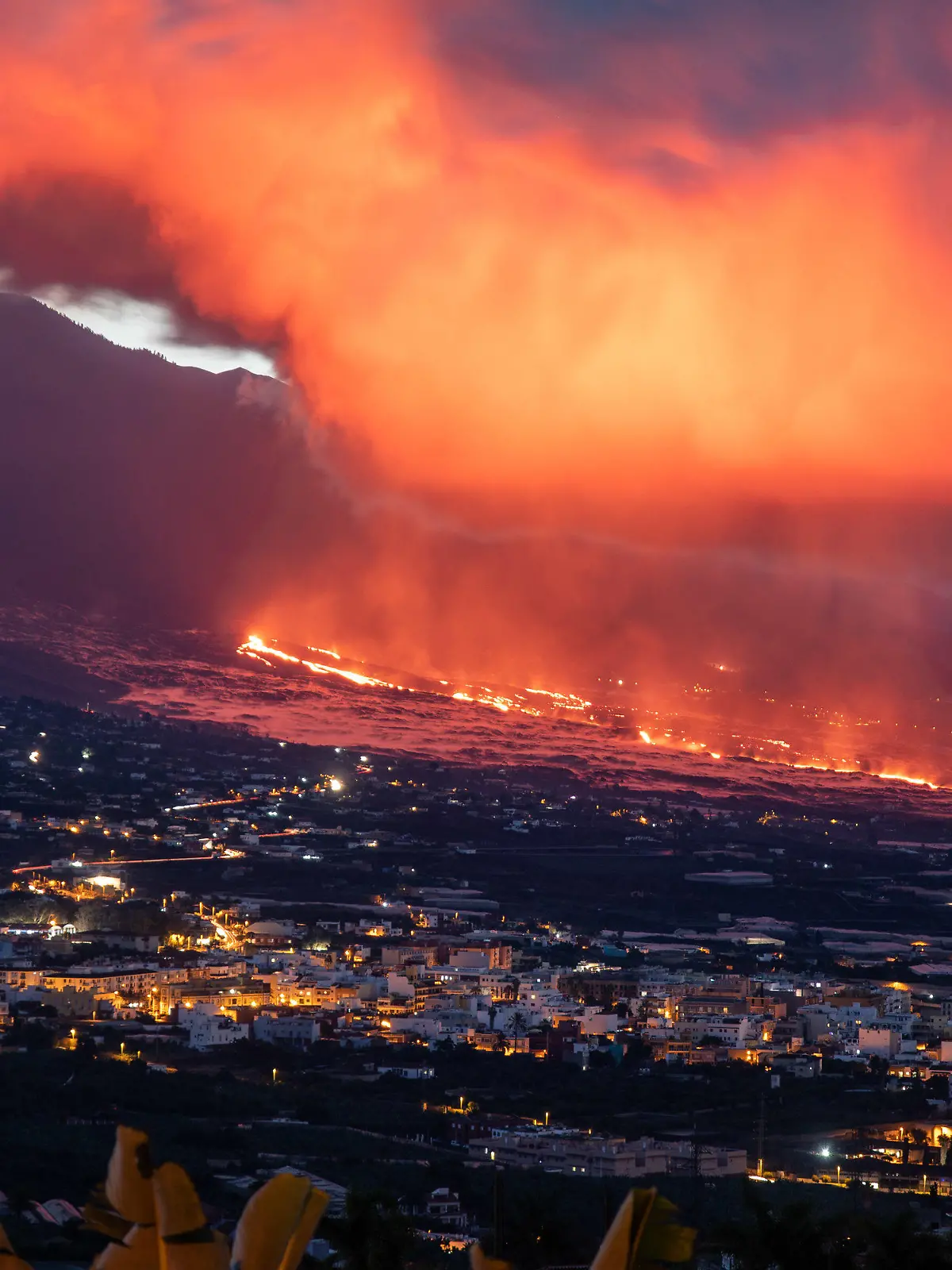 19.11.2021, Spanien, Los Llanos de Aridane: Asche- und Lavawolken kommen aus dem Vulkan Cumbre Vieja. In der Nacht zum 18. November ist der Kegel des Vulkans teilweise wieder eingestürzt und hat zu einem Überlaufen des Lavasees geführt. Die Eruption, die am 19. September begann, hat bereits mehr als 1.000 Hektar bedeckt und bisher mehr als 2.600 Gebäude/Bauten in Mitleidenschaft gezogen oder zerstört. Foto: Kike Rincón/EUROPA PRESS/dpa +++ dpa-Bildfunk +++
