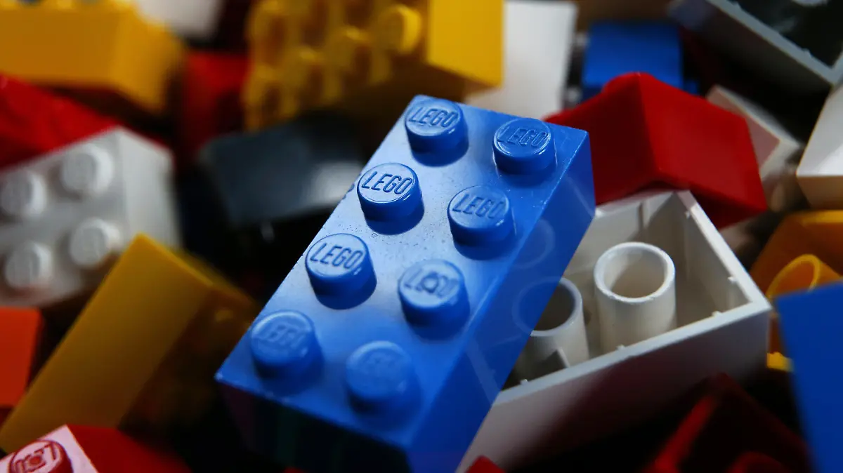 ARCHIV - 22.10.2015, Bayern, Kaufbeuren: Lego-Steine liegen auf dem Boden. Einbrecher haben am Wochenende (27./28.11.2021) massenhaft Legosteine durch ein Loch in der Mauer eines Spielwarengeschäfts in Lippstadt in Nordrhein-Westfalen gestohlen. (zu dpa "Massenhaft Lego durch Loch in Mauer zu Spielwarengeschäft gestohlen") Foto: Karl-Josef Hildenbrand/dpa +++ dpa-Bildfunk +++