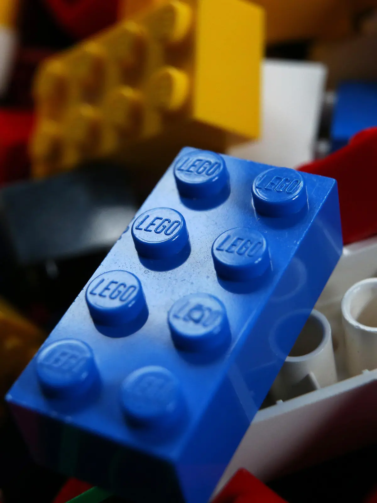 ARCHIV - 22.10.2015, Bayern, Kaufbeuren: Lego-Steine liegen auf dem Boden. Einbrecher haben am Wochenende (27./28.11.2021) massenhaft Legosteine durch ein Loch in der Mauer eines Spielwarengeschäfts in Lippstadt in Nordrhein-Westfalen gestohlen. (zu dpa "Massenhaft Lego durch Loch in Mauer zu Spielwarengeschäft gestohlen") Foto: Karl-Josef Hildenbrand/dpa +++ dpa-Bildfunk +++