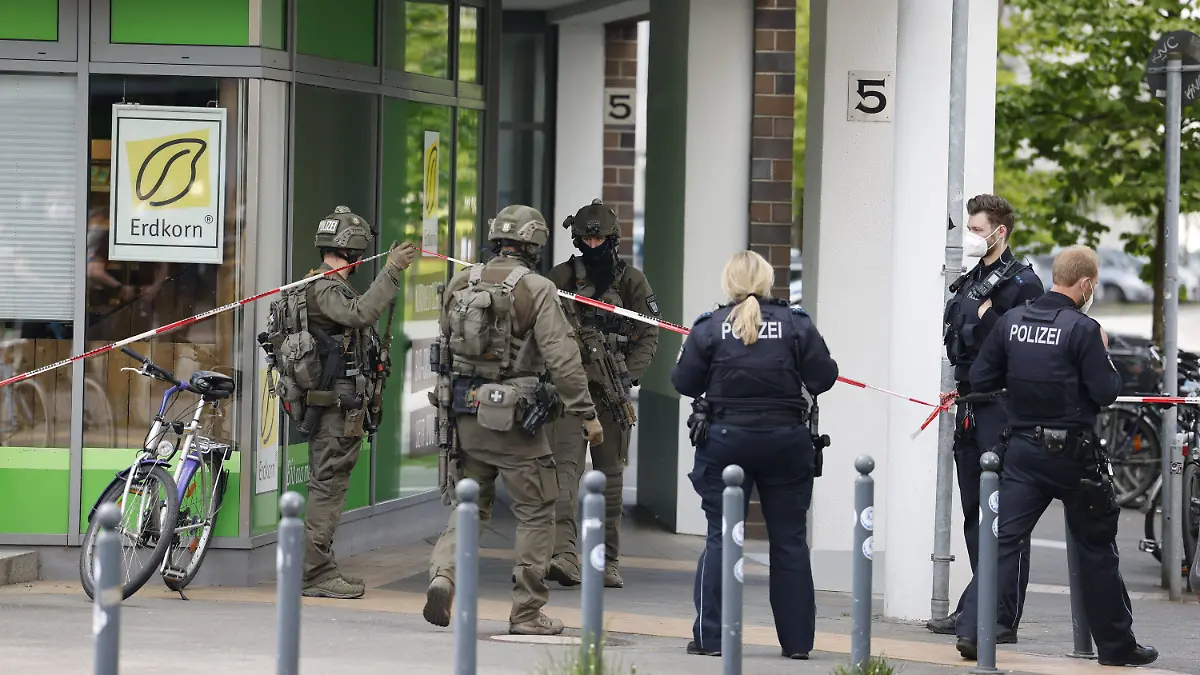19.05.2021, Schleswig-Holstein, Kile: Polizisten eines SEK betreten ein Gebäude im Brauereiviertel der Stadt. Nach den Schüssen in Dänischenhagen (Kreis Rendsburg-Eckernförde) hat die Polizei auch das Brauereiviertel in Kiel abgeriegelt. Dort soll ein weißer SUV, der möglicherweise dem Täter zugeordnet werden kann, gesehen worden sein, wie eine Sprecherin des Landespolizeiamtes am Mittwoch sagte. Foto: Frank Molter/dpa +++ dpa-Bildfunk +++