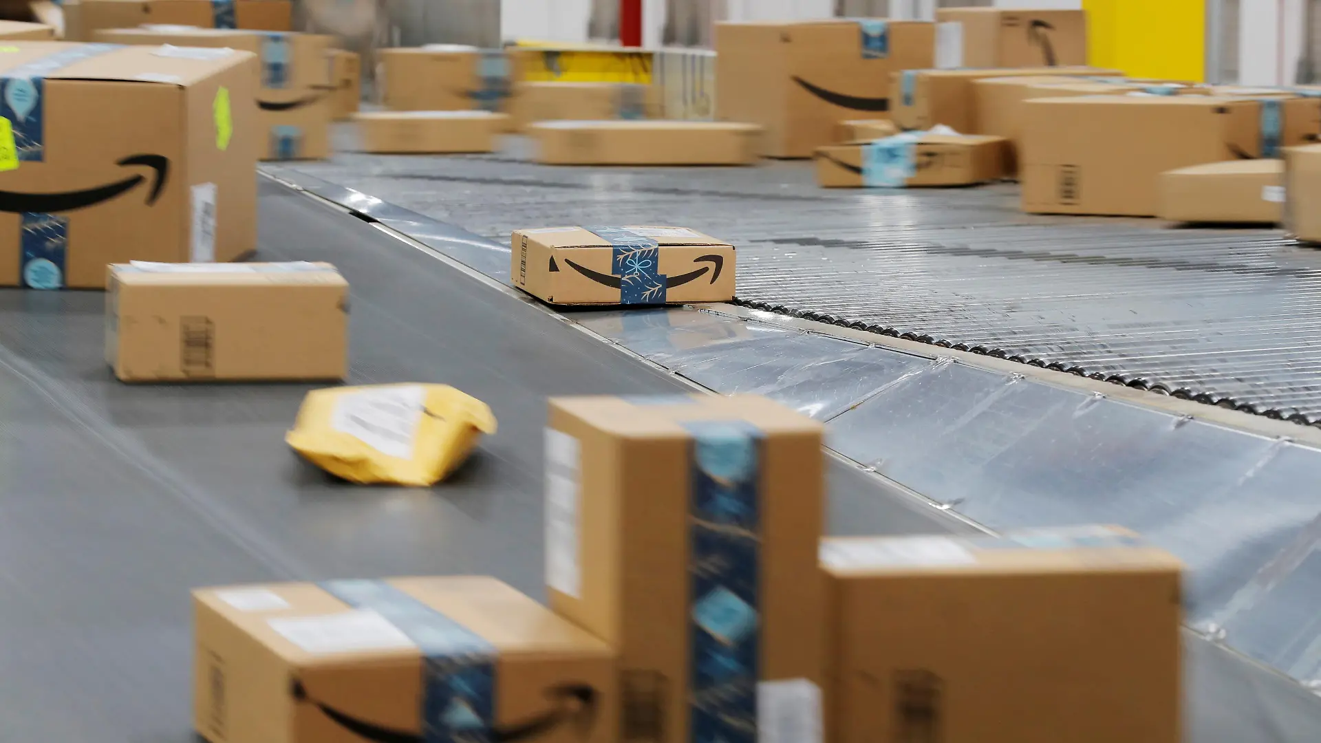 FILE PHOTO: Amazon packages are transported by conveyor belts inside of an Amazon fulfillment center on Cyber Monday in Robbinsville, New Jersey, U.S., December 2, 2019.  REUTERS/Lucas Jackson/File Photo