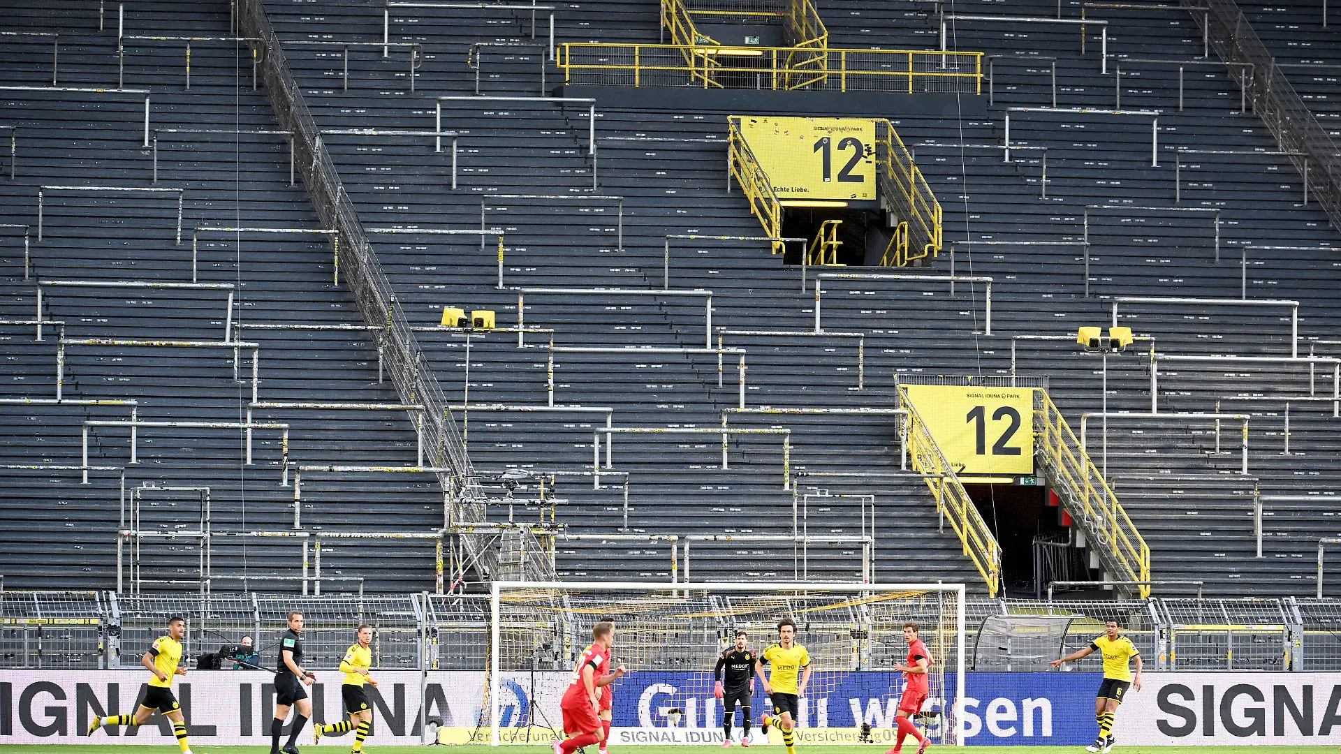 26.05.2020, Nordrhein-Westfalen, Dortmund: Fußball: Bundesliga, 28. Spieltag, Borussia Dortmund - FC Bayern München im Signal Iduna Park. Münchens Joshua Kimmich (M-l) und Dortmunds Mats Hummels (M-r) kämpfen um den Ball. WICHTIGER HINWEIS: Gemäß den Vorgaben der DFL Deutsche Fußball Liga bzw. des DFB Deutscher Fußball-Bund ist es untersagt, in dem Stadion und/oder vom Spiel angefertigte Fotoaufnahmen in Form von Sequenzbildern und/oder videoähnlichen Fotostrecken zu verwerten bzw. verwerten zu lassen. Foto: Federico Gambarini/dpa-Pool/dpa +++ dpa-Bildfunk +++