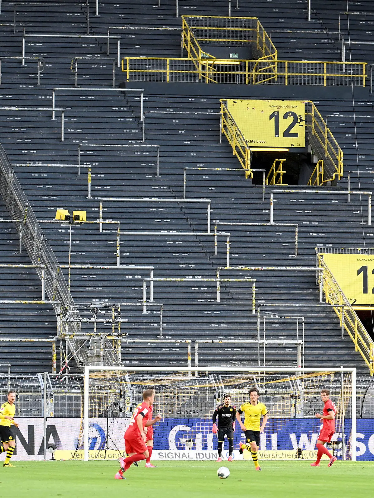 26.05.2020, Nordrhein-Westfalen, Dortmund: Fußball: Bundesliga, 28. Spieltag, Borussia Dortmund - FC Bayern München im Signal Iduna Park. Münchens Joshua Kimmich (M-l) und Dortmunds Mats Hummels (M-r) kämpfen um den Ball. WICHTIGER HINWEIS: Gemäß den Vorgaben der DFL Deutsche Fußball Liga bzw. des DFB Deutscher Fußball-Bund ist es untersagt, in dem Stadion und/oder vom Spiel angefertigte Fotoaufnahmen in Form von Sequenzbildern und/oder videoähnlichen Fotostrecken zu verwerten bzw. verwerten zu lassen. Foto: Federico Gambarini/dpa-Pool/dpa +++ dpa-Bildfunk +++