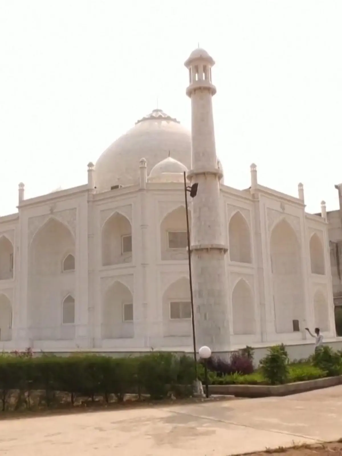 Es wirkt wie der Beweis dafür, dass Liebe tatsächlich keine Grenzen kennt: Ein Mann aus Indien hat für seine Frau eine Kopie des Taj Mahal anfertigen lassen – originalgetreu und ein Drittel so groß wie das weltberühmte Mausoleum. Aber der Bau soll nicht nur ein Liebesbeweis, sondern auch ein starkes Zeichen gegen die Verbreitung von Hass sein. Anand Prakash Chouksey berichtet, welche Rückschläge er beim Bau verkraften musste.
