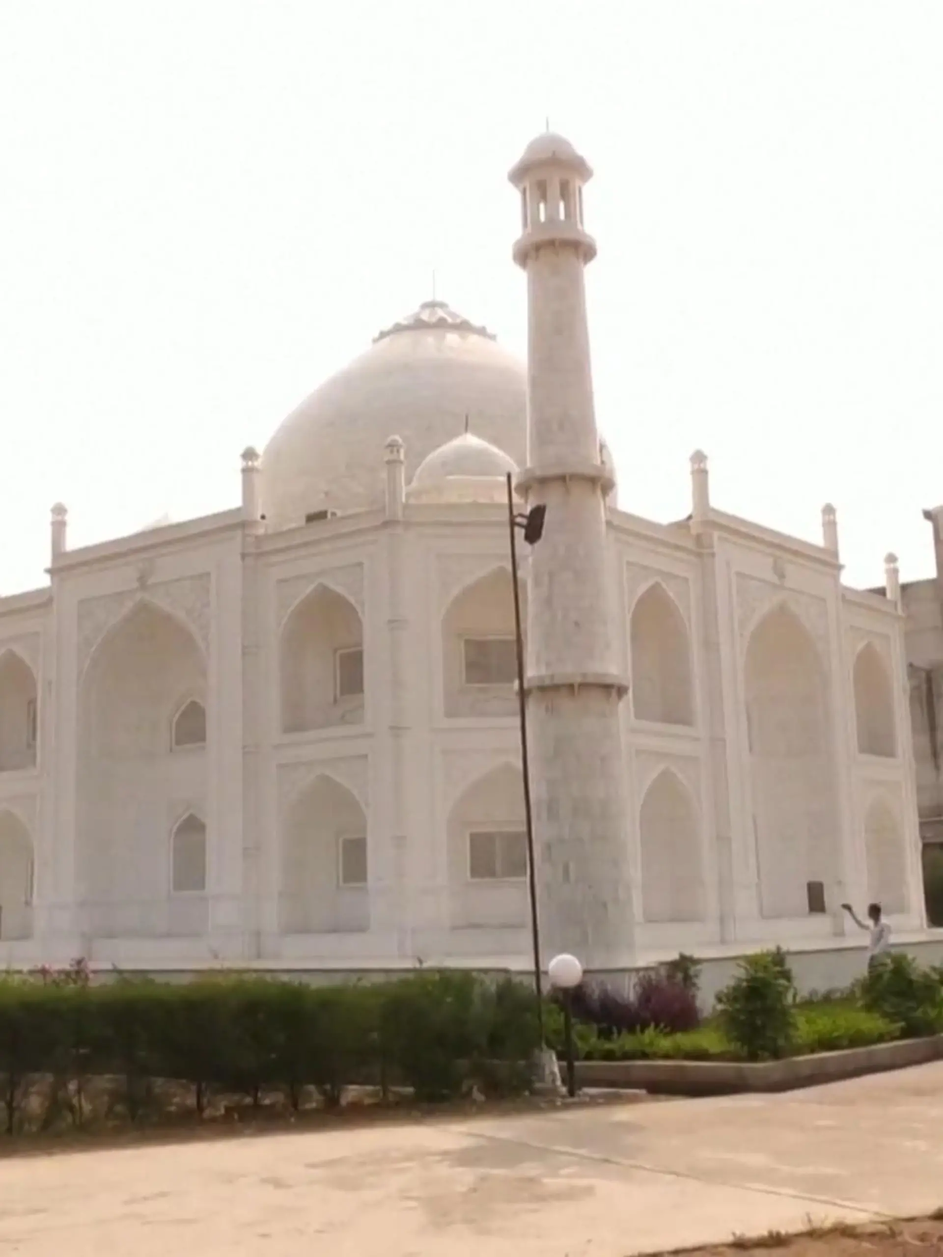 Es wirkt wie der Beweis dafür, dass Liebe tatsächlich keine Grenzen kennt: Ein Mann aus Indien hat für seine Frau eine Kopie des Taj Mahal anfertigen lassen – originalgetreu und ein Drittel so groß wie das weltberühmte Mausoleum. Aber der Bau soll nicht nur ein Liebesbeweis, sondern auch ein starkes Zeichen gegen die Verbreitung von Hass sein. Anand Prakash Chouksey berichtet, welche Rückschläge er beim Bau verkraften musste.