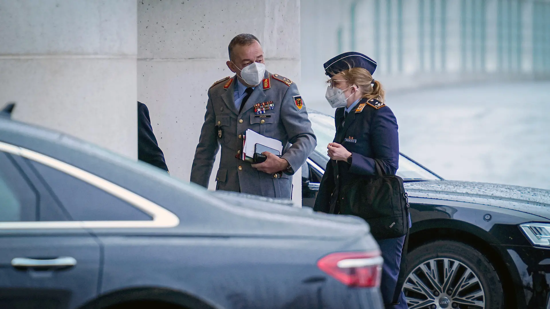 30.11.2021, Berlin: General Carsten Breuer kommt mit einer Mitarbeiterin zum Bund·Länder Treffen zur Corona Pandemie im Bundeskanzleramt an. Foto: Kay Nietfeld/dpa +++ dpa-Bildfunk +++