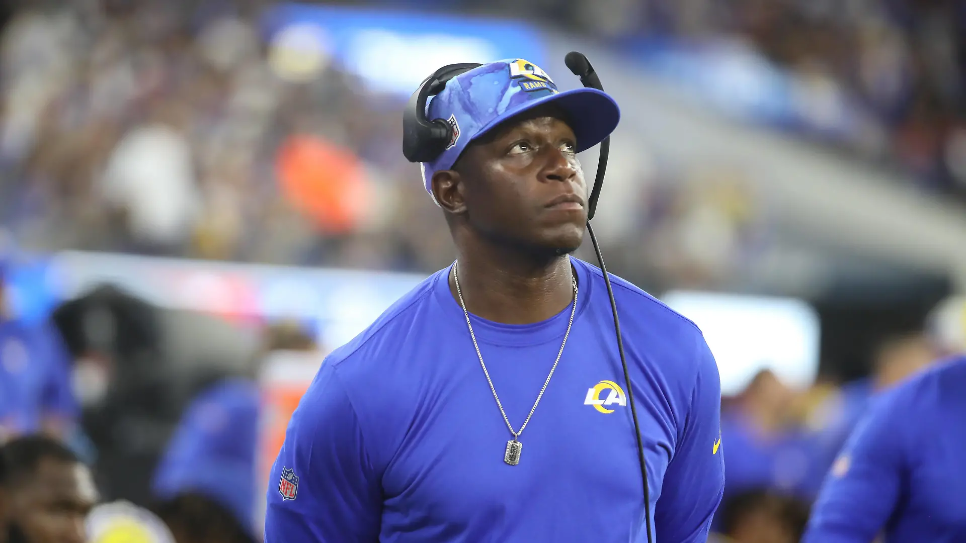 INGLEWOOD, CA - SEPTEMBER 08: Los Angeles Rams defensive coach Raheem Morris during the Buffalo Bills game versus the Los Angeles Rams on September 8, 2022, at Sofi Stadium in Inglewood, CA. Photo by Jevone Moore/Icon Sportswire NFL, American Football Herren, USA SEP 08 Bills at Rams Icon20220908055