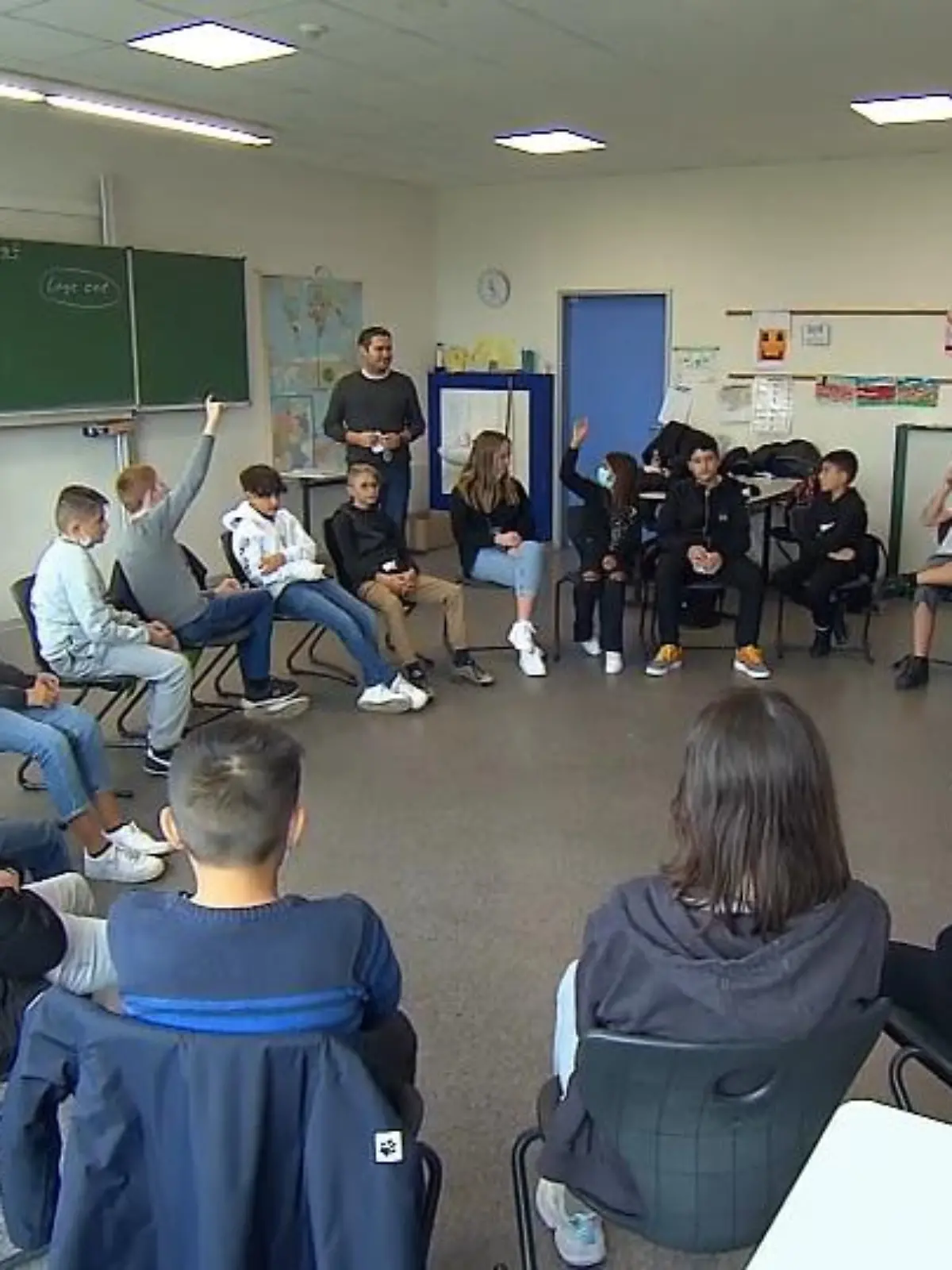 Mit dem Projekt „Gemeinsam Klasse sein“ lernen Schüler und Lehrer in gemeinasamen Unterrichtseinheiten, erstens was Mobbing genau ist und zweitens wie man effektiv gegen Mobbing vorgeht. Hierzu werden speziell ausgebildete Lehrkräfte bereitgestellt. 