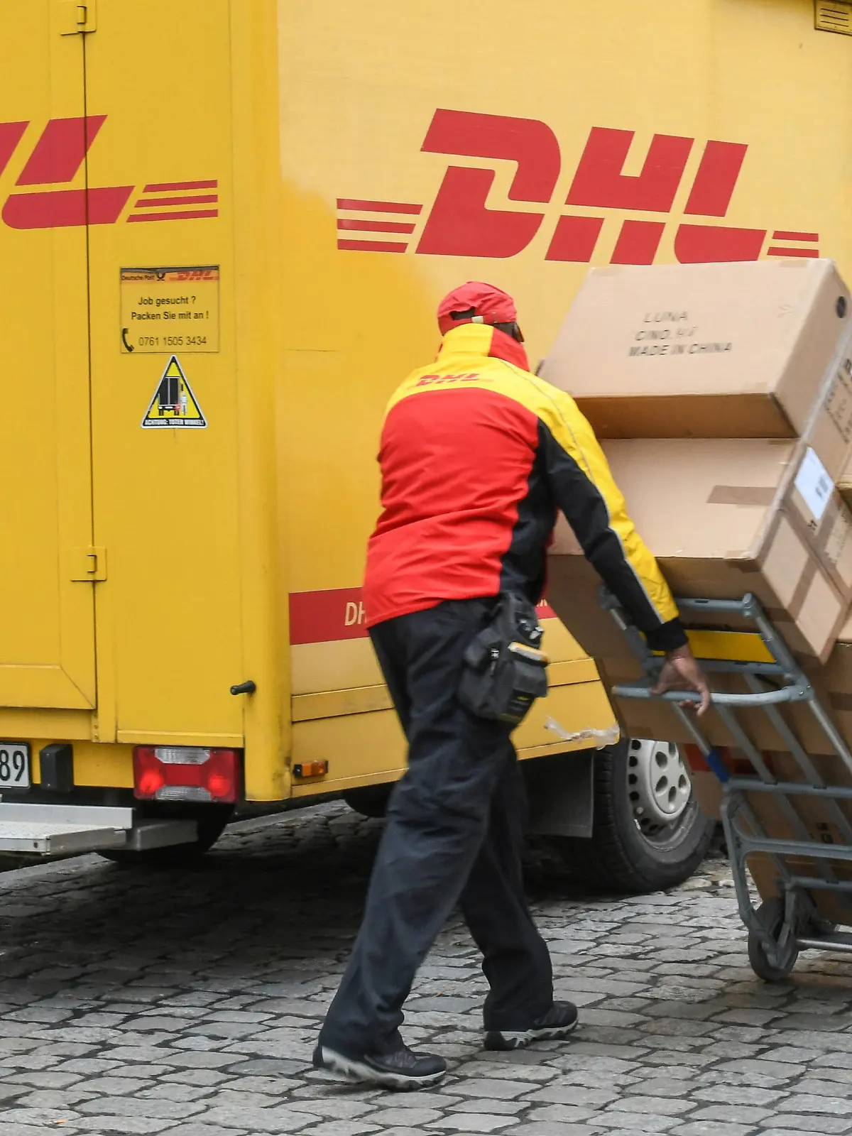  DHL-Paketzustellung in der Vorweihnachtszeit in Freiburg. *** DHL parcel delivery in Freiburg during the pre-Christmas period