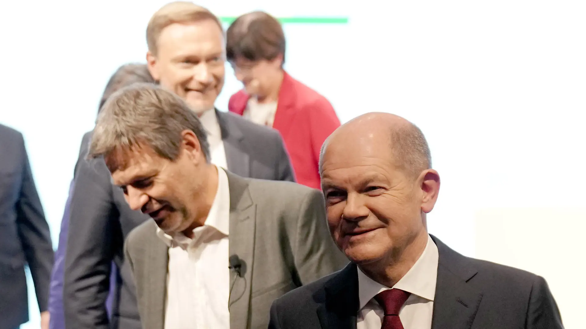 Olaf Scholz (r), SPD-Kanzlerkandidat und geschäftsführender Bundesminister der Finanzen, Annalena Baerbock (verdeckt), Bundesvorsitzende von Bündnis 90/Die Grünen, Robert Habeck (3.vr), Bundesvorsitzender von Bündnis 90/Die Grünen, Christian Lindner (2.vl), Fraktionsvorsitzender und Parteivorsitzender der FDP, Norbert Walter-Borjans (l), SPD-Bundesvorsitzender, stellen auf einer Pressekonferenz den gemeinsamen Koalitionsvertrag der Ampel-Parteien für die künftige Bundesregierung vor.