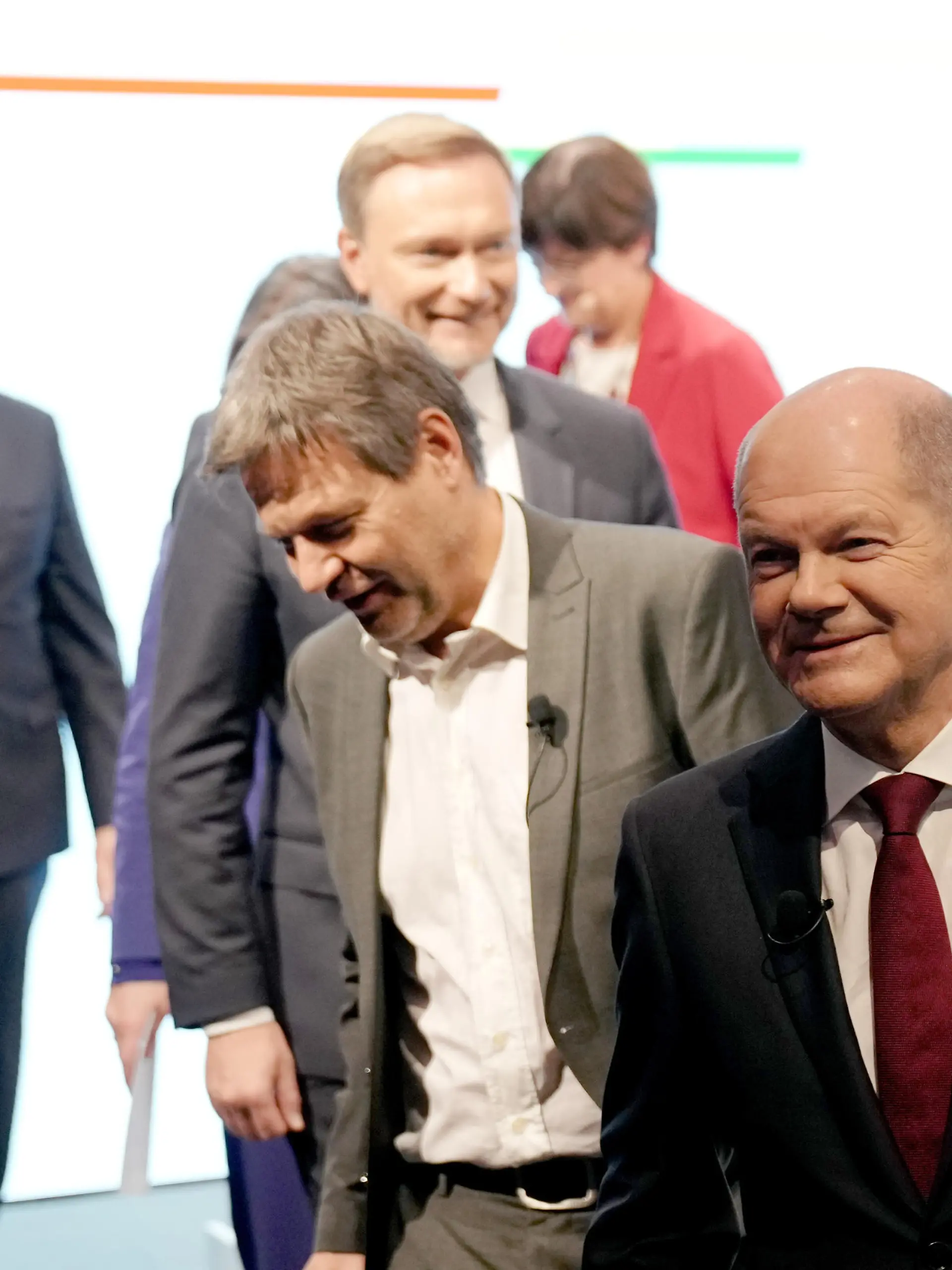 Olaf Scholz (r), SPD-Kanzlerkandidat und geschäftsführender Bundesminister der Finanzen, Annalena Baerbock (verdeckt), Bundesvorsitzende von Bündnis 90/Die Grünen, Robert Habeck (3.vr), Bundesvorsitzender von Bündnis 90/Die Grünen, Christian Lindner (2.vl), Fraktionsvorsitzender und Parteivorsitzender der FDP, Norbert Walter-Borjans (l), SPD-Bundesvorsitzender, stellen auf einer Pressekonferenz den gemeinsamen Koalitionsvertrag der Ampel-Parteien für die künftige Bundesregierung vor.