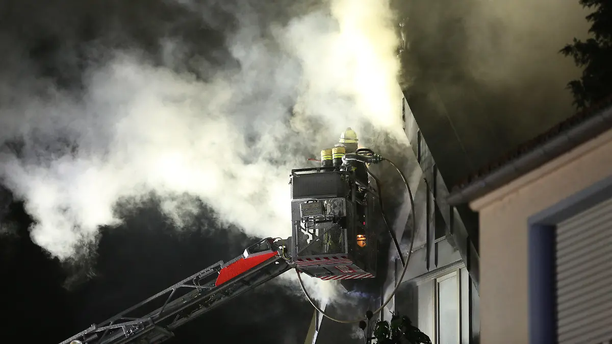 28.11.2021, Hessen, Griesheim: Einsatzkräfte der Feuerwehr löschen in einem Haus einen Zimmerbrand. Es wurde eine leblose Person entdeckt. Zudem wurden bei dem Brand mehrere Menschen verletzt, mindestens eine davon schwer. Foto: 5vision media/dpa +++ dpa-Bildfunk +++