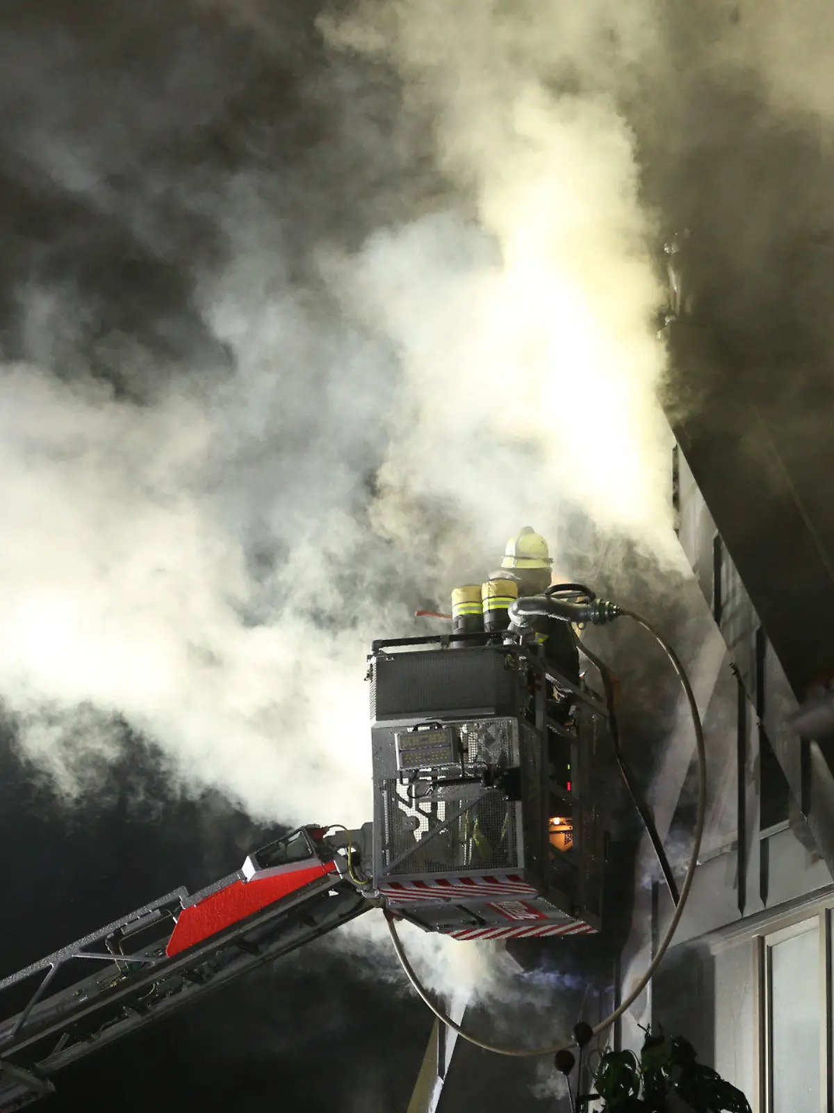 28.11.2021, Hessen, Griesheim: Einsatzkräfte der Feuerwehr löschen in einem Haus einen Zimmerbrand. Es wurde eine leblose Person entdeckt. Zudem wurden bei dem Brand mehrere Menschen verletzt, mindestens eine davon schwer. Foto: 5vision media/dpa +++ dpa-Bildfunk +++