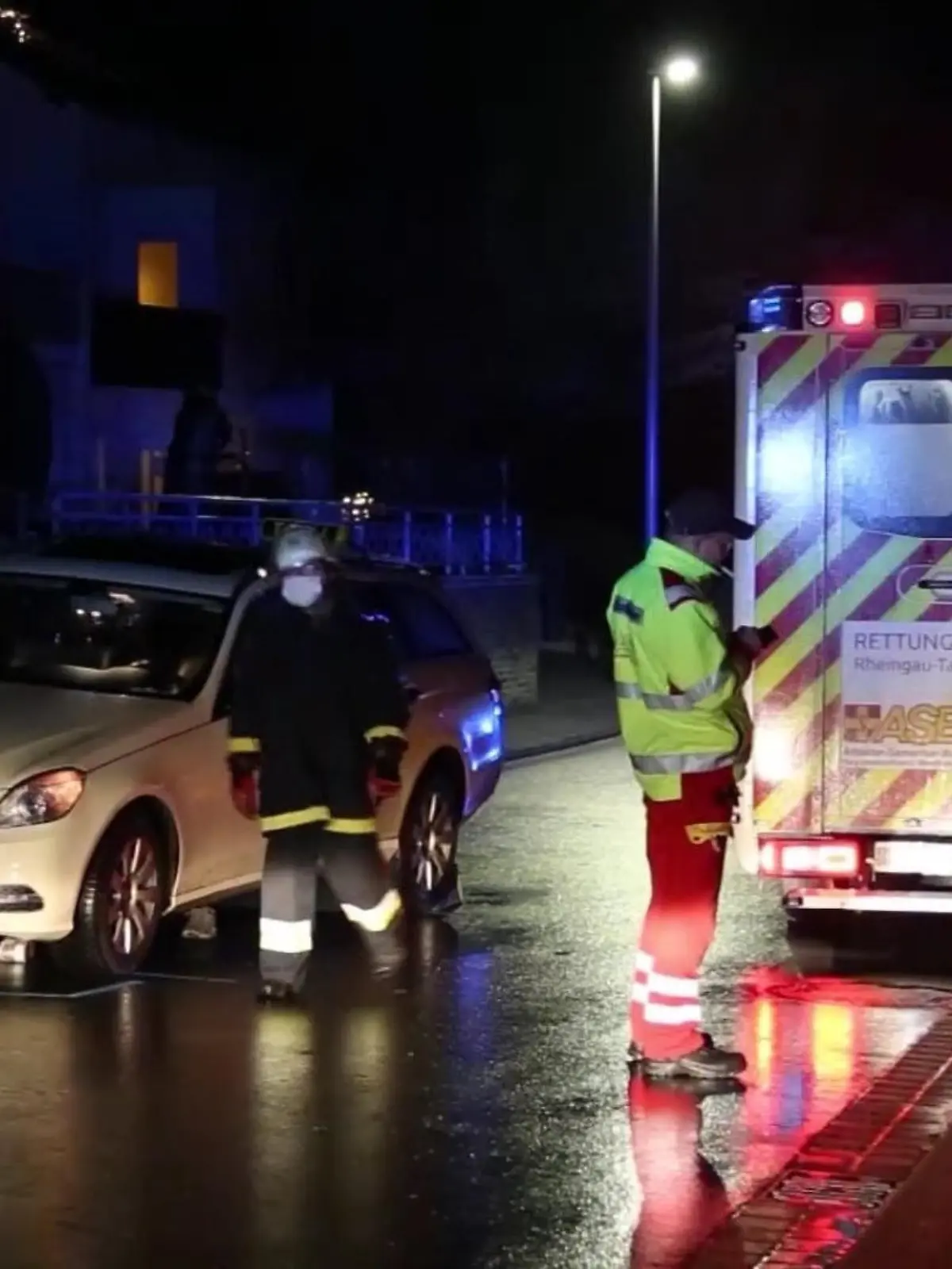 Eine Frau ist in Hünstetten bei Wiesbaden von einem rückwärtsfahrenden Taxi überrollt und tödlich verletzt worden. Zuvor wurde die 81-Jährige von dem Taxi nach Hause gebracht, wie die Polizei am Dienstagabend mitteilte.