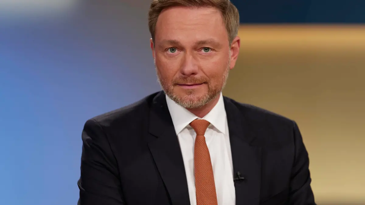 Christian Lindner bei Anne Will 2021-11-28, Deutschland, Berlin - Christian Lindner FDP, Bundesvorsitzender und Fraktionschef im Bundestag, zu Gast bei Anne Will im Ersten Deutschen Fernsehen. Thema der Politiktalk-Runde in der ARD: Die Corona-Notlage - Kann Deutschland die vierte Welle noch brechen *** Christian Lindner at Anne Will 2021 11 28, Germany, Berlin Christian Lindner FDP , Federal Chairman and parliamentary group leader in the Bundestag, as a guest at Anne Will in the First German Television Topic of the Politiktalk round in the ARD The Corona emergency Can Germany still break the fourth wave