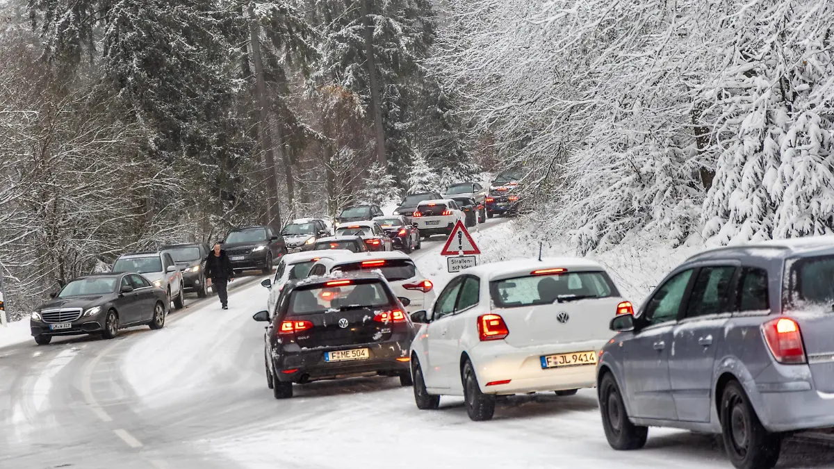 Zahlreiche Besucher und Verkehrsbehinderungen im Taunus Zahlreiche Besucher waren am heutigen Sonntag 28.11.2021 auf den verschneiten Großen Feldberg im Taunus gekommen. Die Zufahrt zum Großen Feldberg wurde zeitweise gesperrt., Schmitten Hessen Deutschland *** Numerous visitors and traffic obstructions in the Taunus Numerous visitors had come on todays Sunday 28 11 2021 on the snowy big Feldberg in the Taunus The access road to the big Feldberg was closed temporarily , Schmitten Hessen Germany