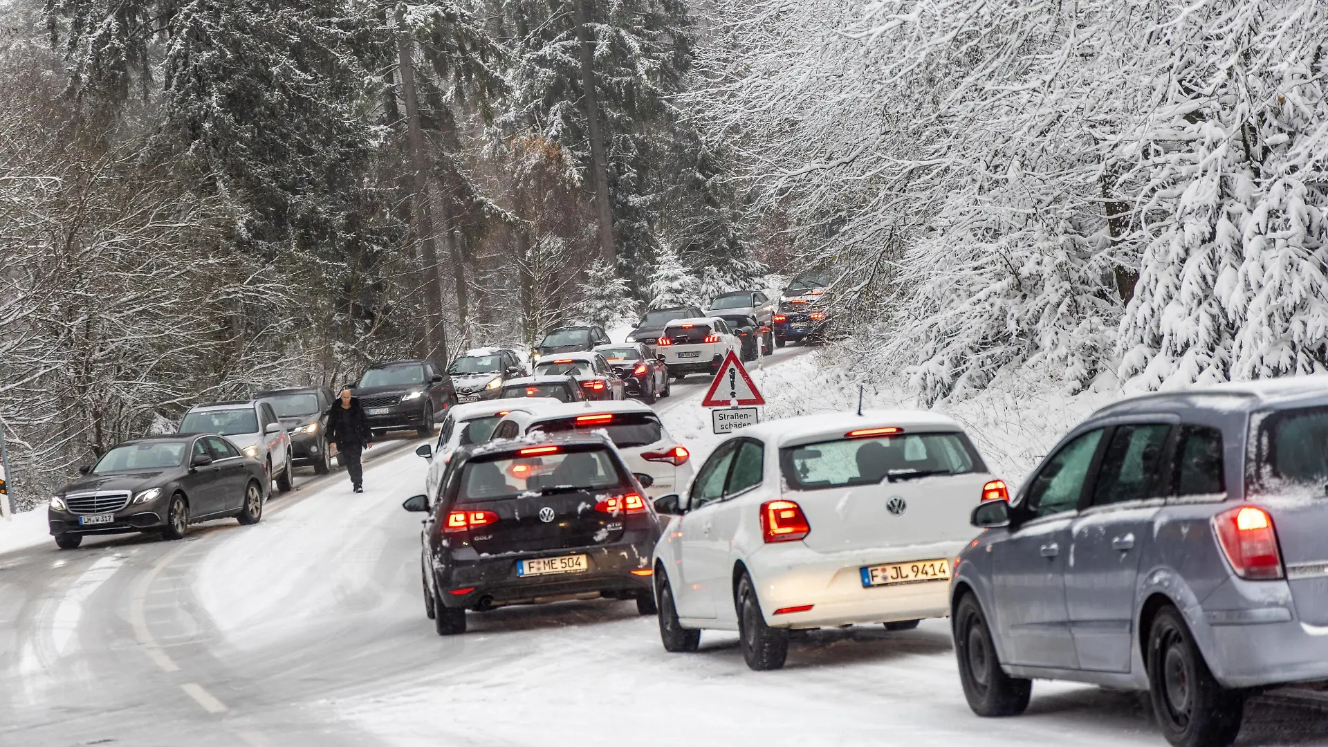 Zahlreiche Besucher und Verkehrsbehinderungen im Taunus Zahlreiche Besucher waren am heutigen Sonntag 28.11.2021 auf den verschneiten Großen Feldberg im Taunus gekommen. Die Zufahrt zum Großen Feldberg wurde zeitweise gesperrt., Schmitten Hessen Deutschland *** Numerous visitors and traffic obstructions in the Taunus Numerous visitors had come on todays Sunday 28 11 2021 on the snowy big Feldberg in the Taunus The access road to the big Feldberg was closed temporarily , Schmitten Hessen Germany