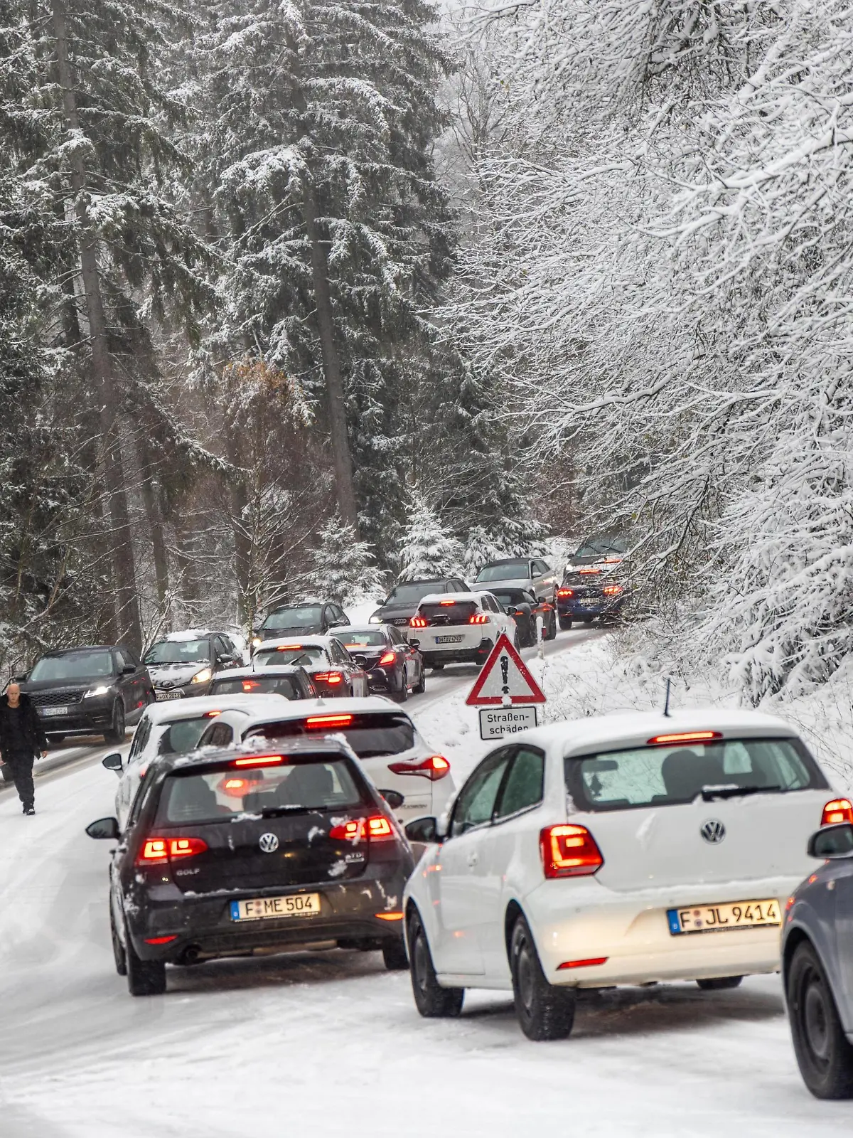  Zahlreiche Besucher und Verkehrsbehinderungen im Taunus Zahlreiche Besucher waren am heutigen Sonntag 28.11.2021 auf den verschneiten Großen Feldberg im Taunus gekommen. Die Zufahrt zum Großen Feldberg wurde zeitweise gesperrt., Schmitten Hessen Deutschland *** Numerous visitors and traffic obstructions in the Taunus Numerous visitors had come on todays Sunday 28 11 2021 on the snowy big Feldberg in the Taunus The access road to the big Feldberg was closed temporarily , Schmitten Hessen Germany