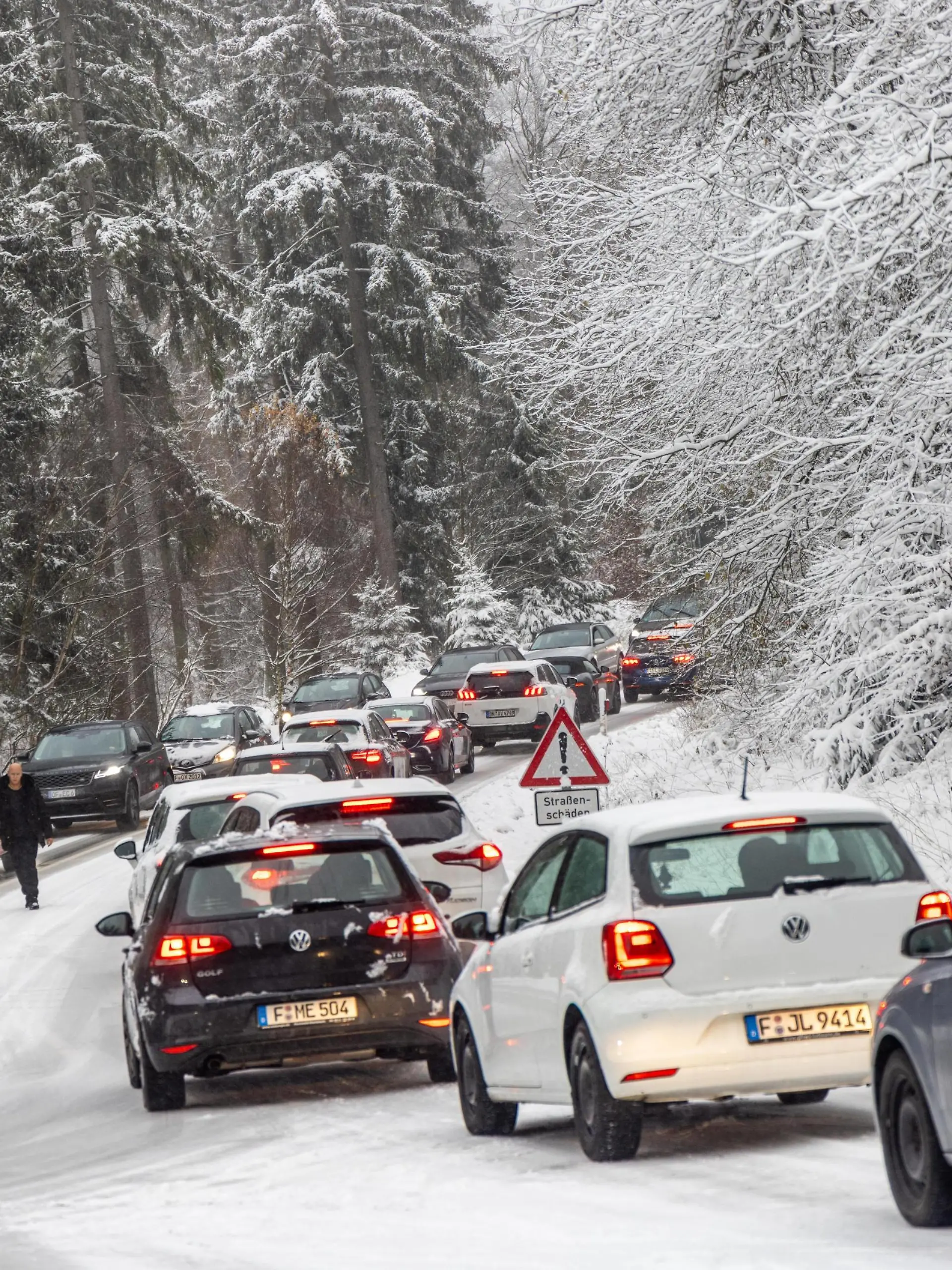  Zahlreiche Besucher und Verkehrsbehinderungen im Taunus Zahlreiche Besucher waren am heutigen Sonntag 28.11.2021 auf den verschneiten Großen Feldberg im Taunus gekommen. Die Zufahrt zum Großen Feldberg wurde zeitweise gesperrt., Schmitten Hessen Deutschland *** Numerous visitors and traffic obstructions in the Taunus Numerous visitors had come on todays Sunday 28 11 2021 on the snowy big Feldberg in the Taunus The access road to the big Feldberg was closed temporarily , Schmitten Hessen Germany