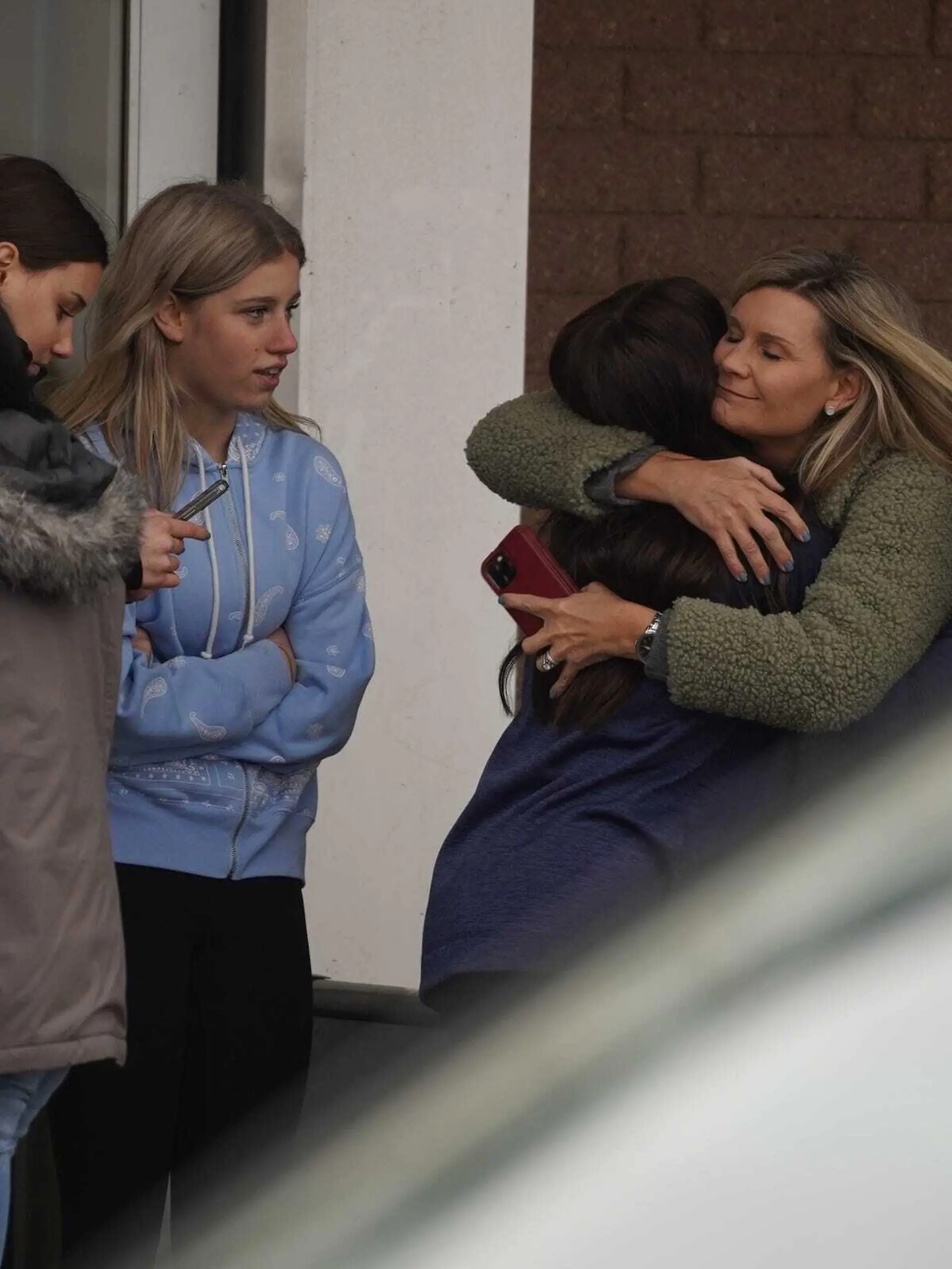 USA, Amoklauf an Highschool in Oxford, Michigan November 30, 2021, Oxford, Michigan, USA: A parent hugs a child as others come to pick up students from the Meijer store in Oxford, Michigan following an active shooter situation at Oxford High School on Tuesday. Police took a suspected shooter into custody and there were multiple victims, between four and six, the Oakland County Sheriff s office said. Oxford USA - ZUMAm67_ 20211130_zaf_m67_004 Copyright: xRyanxGarzax