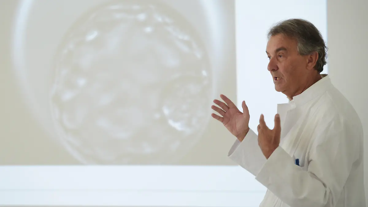 Heribert Kentenich, von der Kinderwunschpraxis Fertility Center Berlin, spricht am 12.08.2015 in Berlin bei einer Pressekonferenz der Gesundheitssenatsverwaltung zur finanziellen Unterstützung bei Kinderwunschbehandlungen in Berlin. Foto: Rainer Jensen/dpa ++
