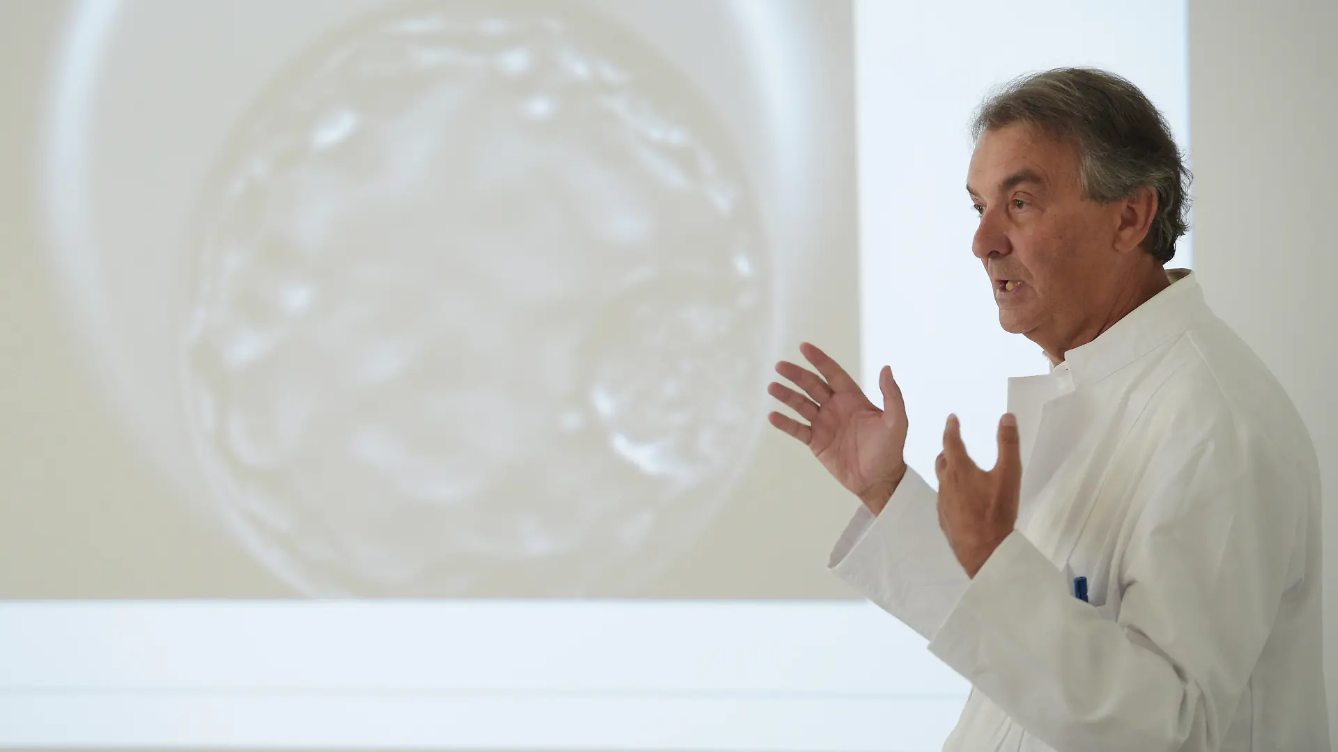 Heribert Kentenich, von der Kinderwunschpraxis Fertility Center Berlin, spricht am 12.08.2015 in Berlin bei einer Pressekonferenz der Gesundheitssenatsverwaltung zur finanziellen Unterstützung bei Kinderwunschbehandlungen in Berlin. Foto: Rainer Jensen/dpa ++