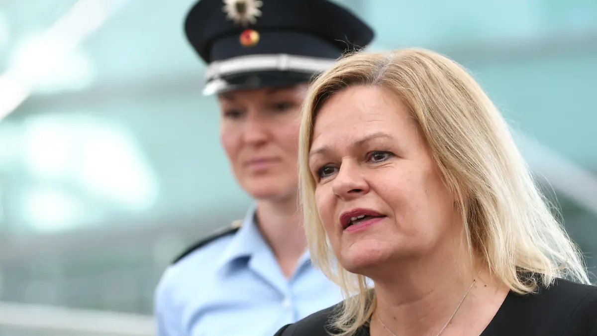 01.06.2023, Bayern, München: Nancy Faeser (SPD, r), Bundesinnenministerin, spricht im Anschluss ihres Besuchs bei der Bundespolizei auf dem Flughafen München bei einem Pressestatement. Foto: Karl-Josef Hildenbrand/dpa +++ dpa-Bildfunk +++