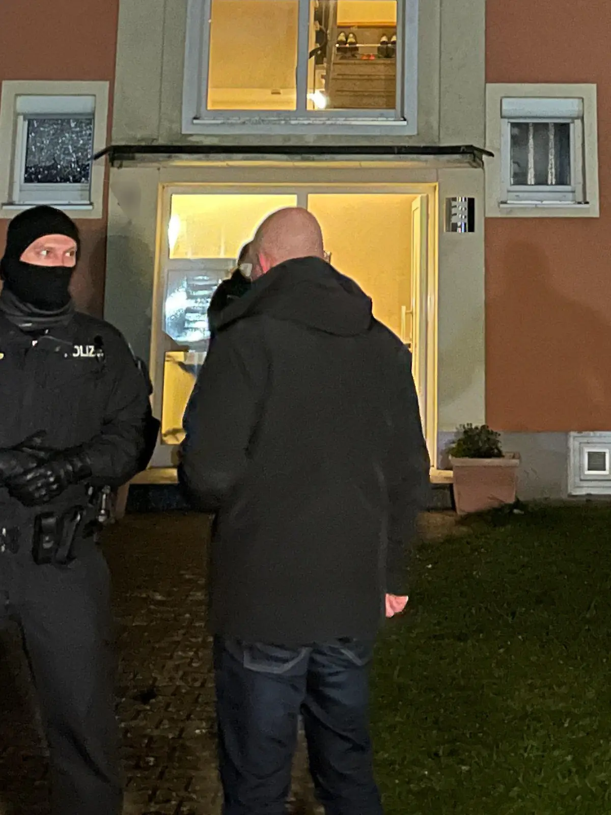 28.11.2021, Bayern, Bad Windsheim: Einsatzkräfte der Polizei stehen vor einem Wohnhaus in Bad Windsheim. In einer Wohnung fand die Polizei eine leblose 33-Jährige und ihren Ex-Mann, der festgenommen wurde. Der Ex-Mann steht im Verdacht, seine Ex-Frau in der Wohnung getötet zu haben. Foto: vifogra/vifogra /dpa +++ dpa-Bildfunk +++