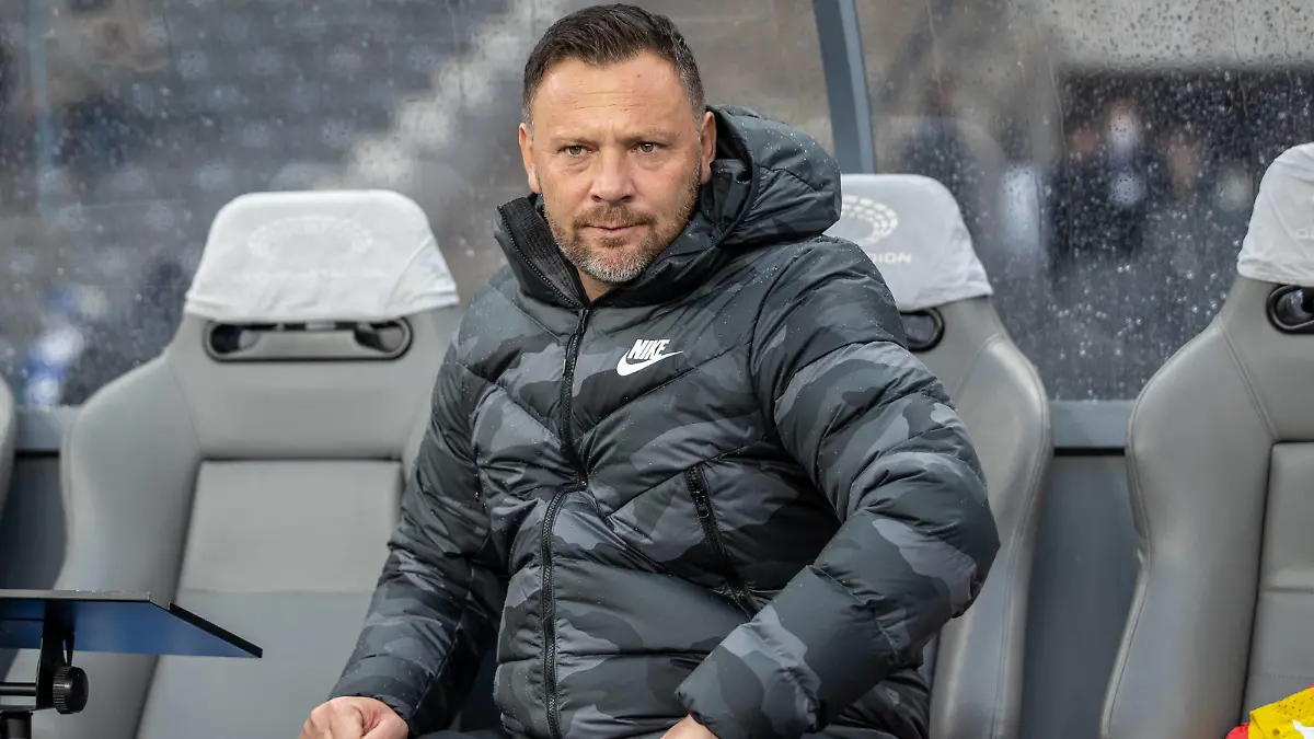 Berlin, 27.11.2021, Fussball, Bundesliga, 13. Spieltag, Hertha BSC - FC Augsburg, Olympiastadion. Berlins Trainer Pal Dardai blickt konzentriert vor Spielbeginn. DFL regulations and DFB regulations prohibit any use of photographs as image sequences and/or quasi-video, Foto: Andreas Gora Hertha BSC - FC Augsburg *** Berlin, 27 11 2021, Football, Bundesliga, Matchday 13, Hertha BSC FC Augsburg, Olympiastadion Berlins coach Pal Dardai looks on in concentration before the start of the match DFL regulations and DFB regulations prohibit any use of photographs as image sequences and or quasi video, Foto Andreas Gora Hertha BSC FC Augsburg