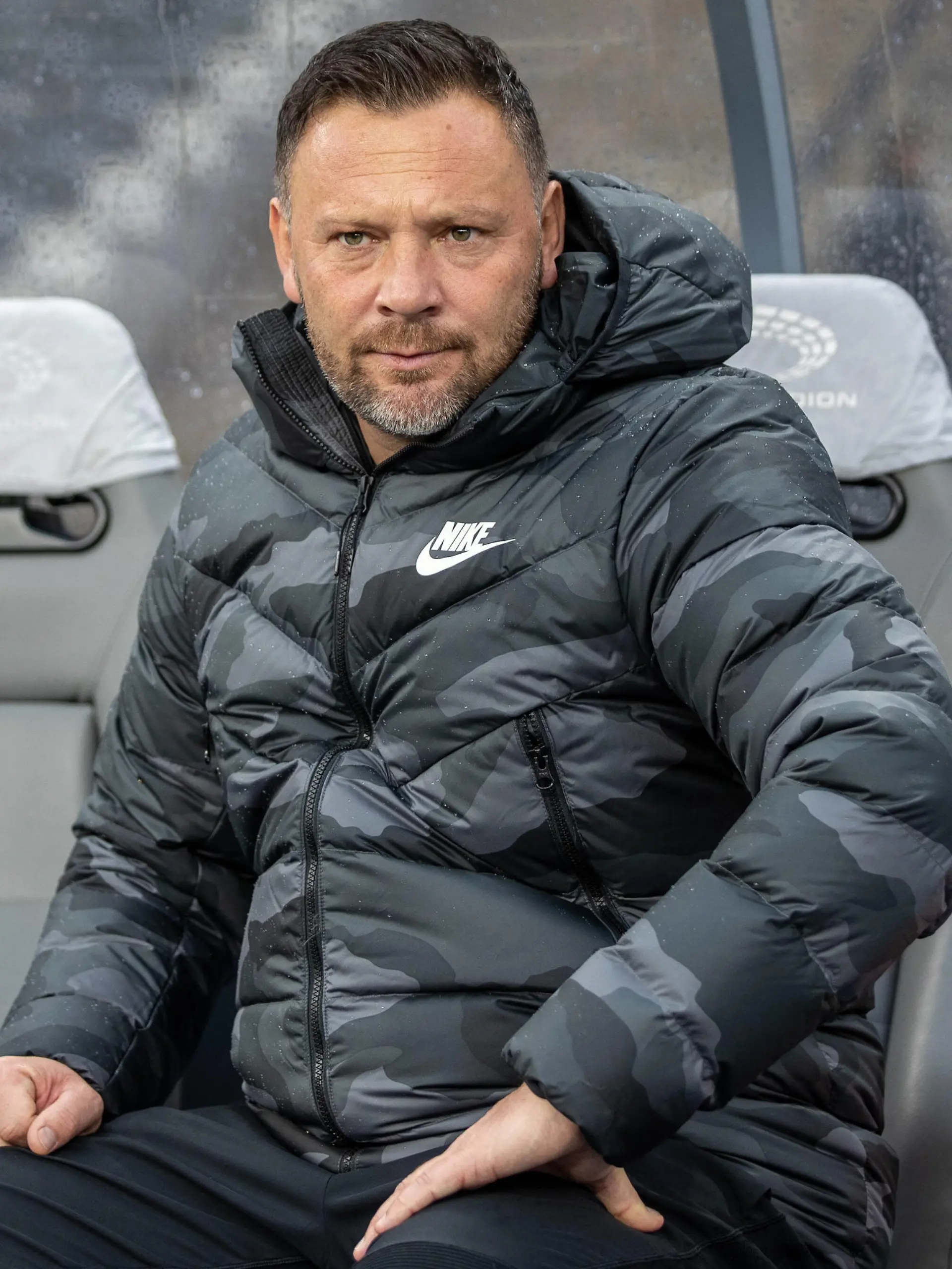  Berlin, 27.11.2021, Fussball, Bundesliga, 13. Spieltag, Hertha BSC - FC Augsburg, Olympiastadion. Berlins Trainer Pal Dardai blickt konzentriert vor Spielbeginn. DFL regulations and DFB regulations prohibit any use of photographs as image sequences and/or quasi-video, Foto: Andreas Gora Hertha BSC - FC Augsburg *** Berlin, 27 11 2021, Football, Bundesliga, Matchday 13, Hertha BSC FC Augsburg, Olympiastadion Berlins coach Pal Dardai looks on in concentration before the start of the match DFL regulations and DFB regulations prohibit any use of photographs as image sequences and or quasi video, Foto Andreas Gora Hertha BSC FC Augsburg