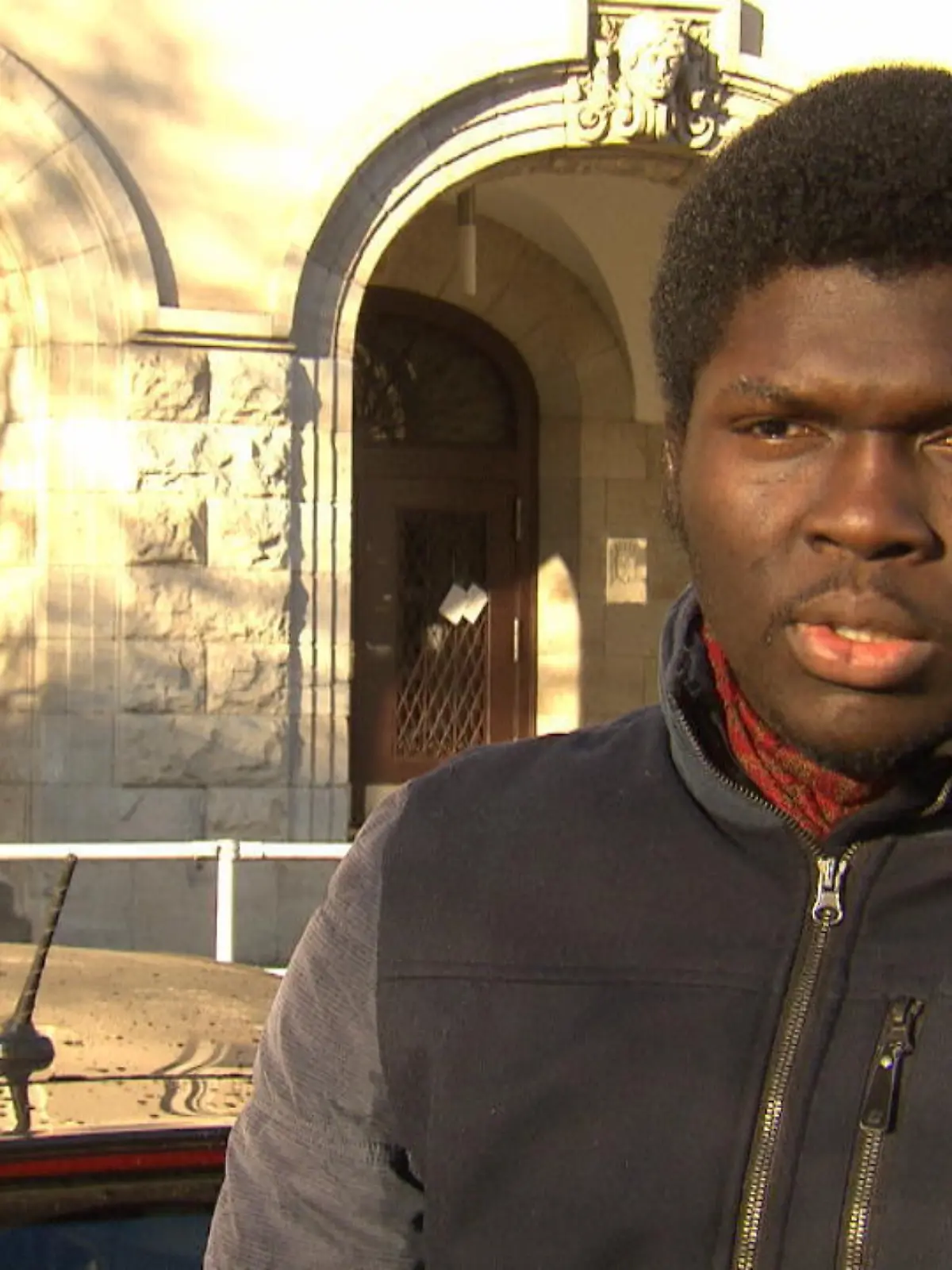 Ein junger Vater mit afrikanischen Wurzeln filmt mit seinem Handy, wie eine Frau ihn massiv rassistisch beschimpft und bespuckt.