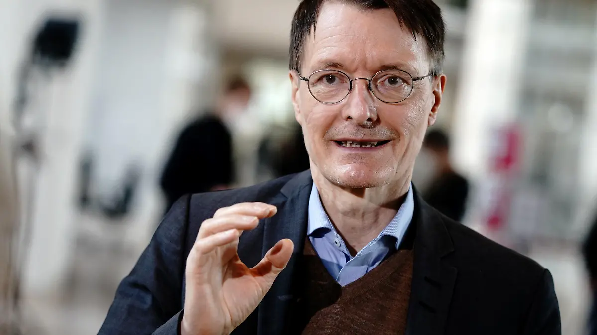 ARCHIV - 24.03.2021, Berlin: Karl Lauterbach, Gesundheitsexperte der SPD, gibt ein Interview. Lauterbach geht angesichts der vierten Corona-Welle und dem Auftauchen einer möglicherweise besonders gefährlichen neuen Virusvariante von weitergehenden Einschränkungen aus. «Tatsächlich ist das Infektionsgeschehen aggressiver als gedacht». (zu dpa: «Lauterbach geht von weiteren Corona-Einschränkungen aus») Foto: Kay Nietfeld/dpa +++ dpa-Bildfunk +++