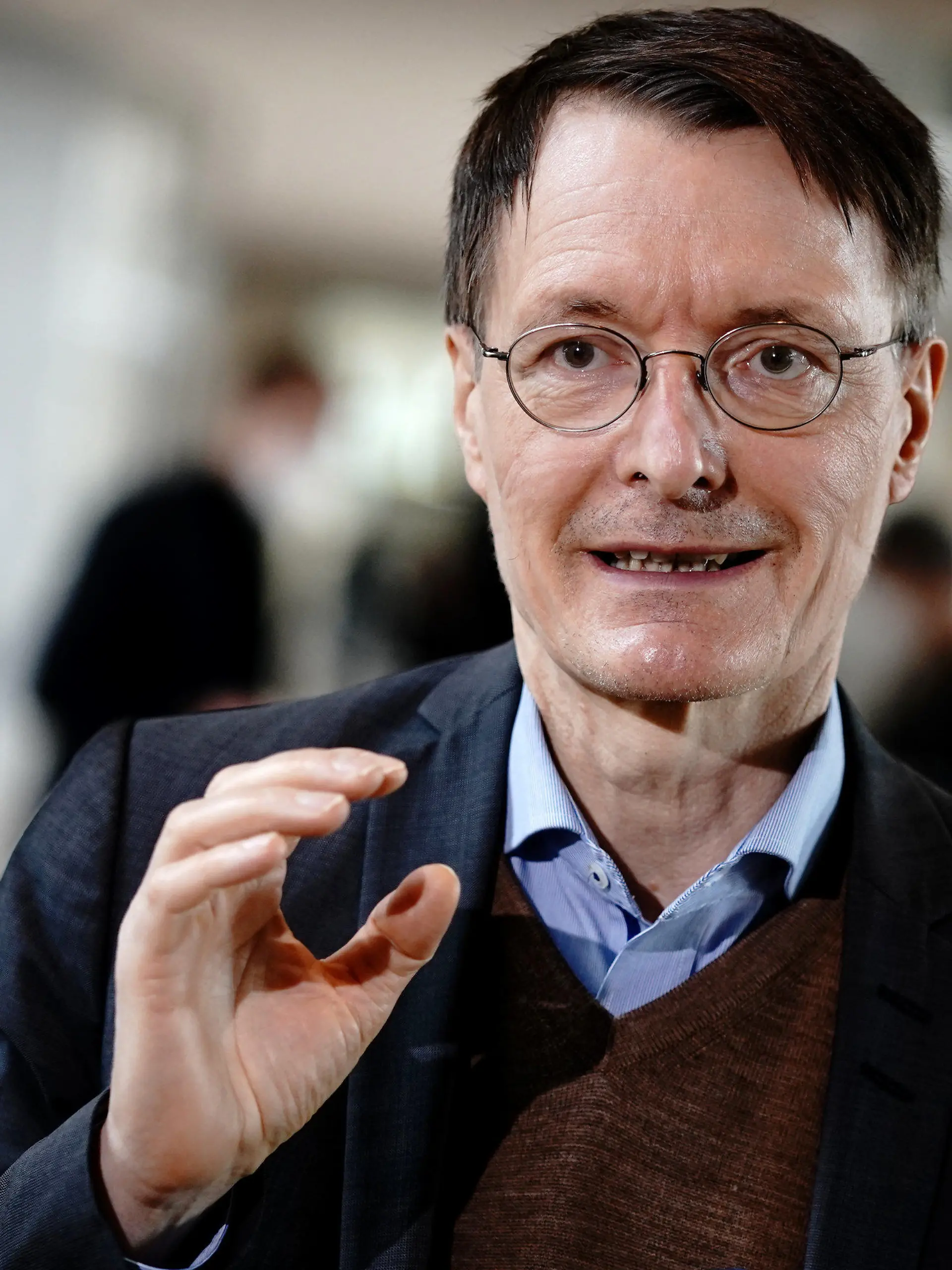 ARCHIV - 24.03.2021, Berlin: Karl Lauterbach, Gesundheitsexperte der SPD, gibt ein Interview. Lauterbach geht angesichts der vierten Corona-Welle und dem Auftauchen einer möglicherweise besonders gefährlichen neuen Virusvariante von weitergehenden Einschränkungen aus. «Tatsächlich ist das Infektionsgeschehen aggressiver als gedacht». (zu dpa: «Lauterbach geht von weiteren Corona-Einschränkungen aus») Foto: Kay Nietfeld/dpa +++ dpa-Bildfunk +++