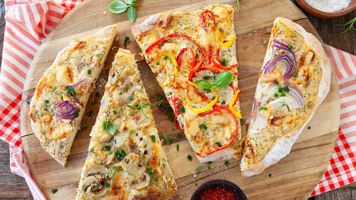 Hausgemachter Flammkuchen mit bunter Paprika und Schmand
