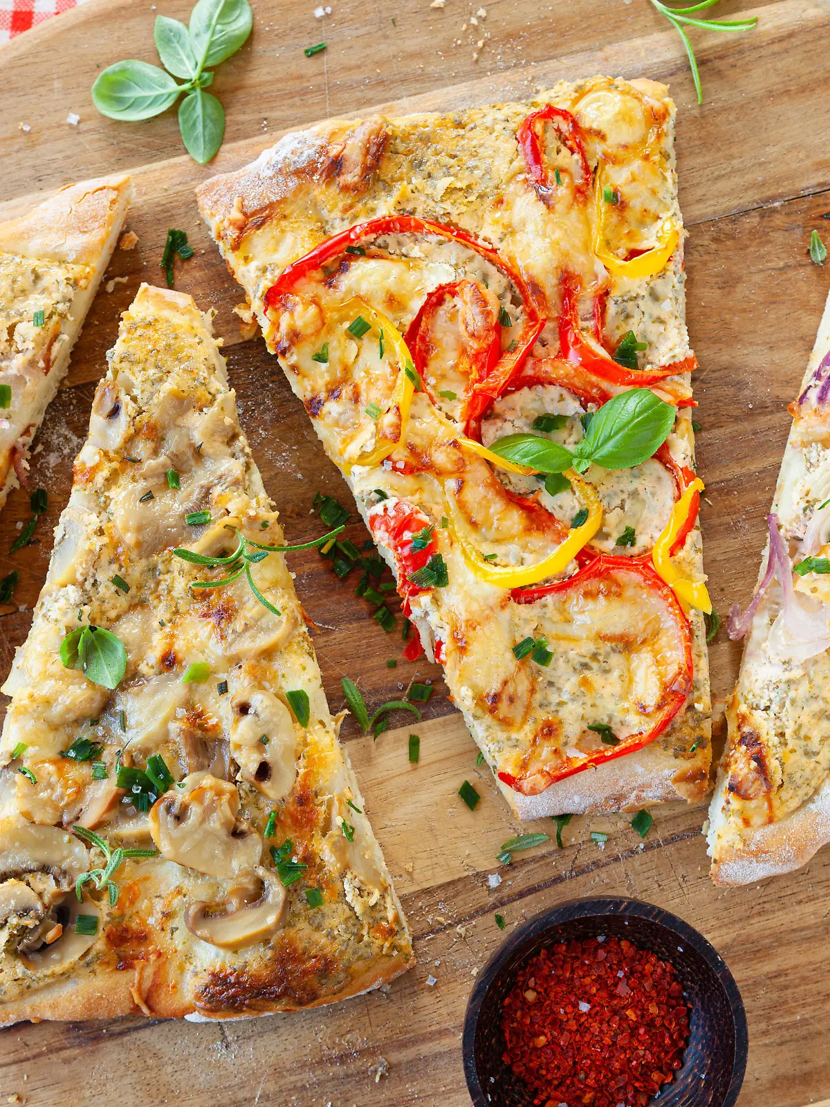 Hausgemachter Flammkuchen mit bunter Paprika und Schmand