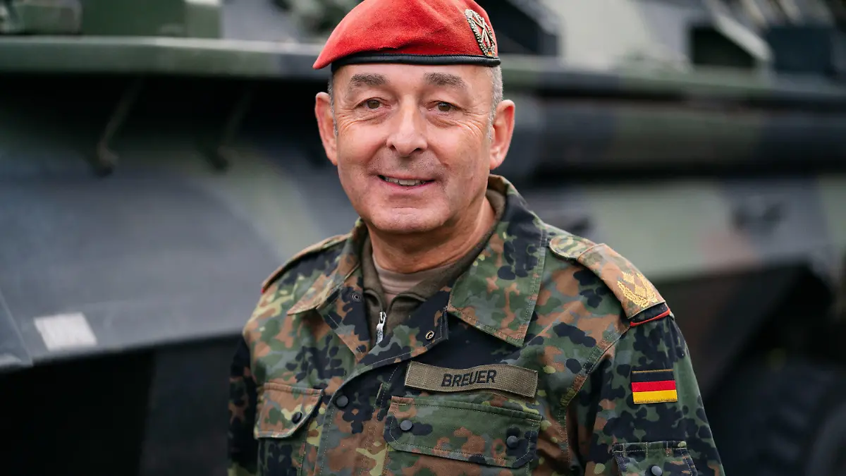 ARCHIV - 06.10.2021, Bayern, Hof: Der Kommandeur des Kommandos Territoriale Aufgaben, das für Einsätze der Streitkräfte im Inland zuständig ist, Generalmajor Carsten Breuer. (zu dpa «Corona-Krisenstab soll bald starten - Drosten besorgt über Omikron») Foto: Nicolas Armer/dpa +++ dpa-Bildfunk +++