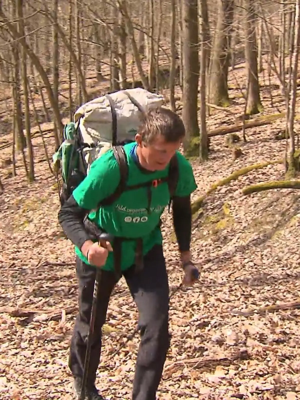 Der Wald liegt ihm am Herzen. So sehr, dass Gerald Klamer seinen Job und seine Wohnung kündigt und sich auf eine außergewöhnliche Reise macht: Acht Monate lang wandert der Marburger 6000 km durch Deutschlands Wälder, um auf den schlechten Zustand dieser aufmerksam zu machen. Alles zu seiner Mission gibt’s im Video!