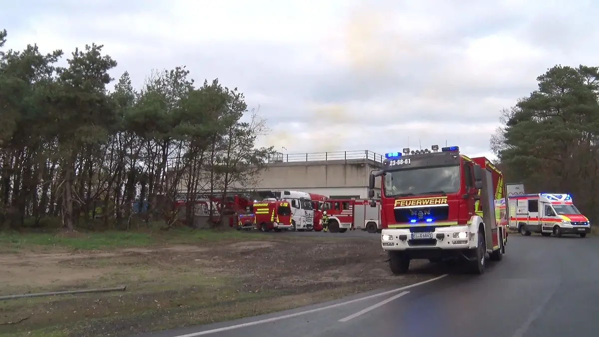 Die Feuerwehr ist mit einem Großaufgebot vor Ort.