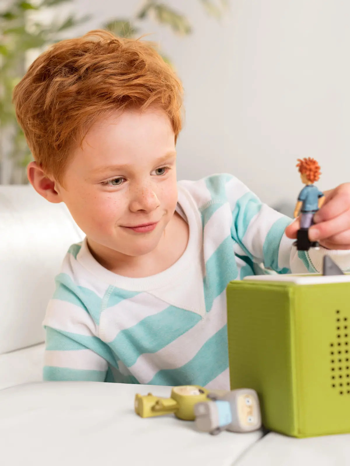 Tonie Box Junge im Kinderzimmer