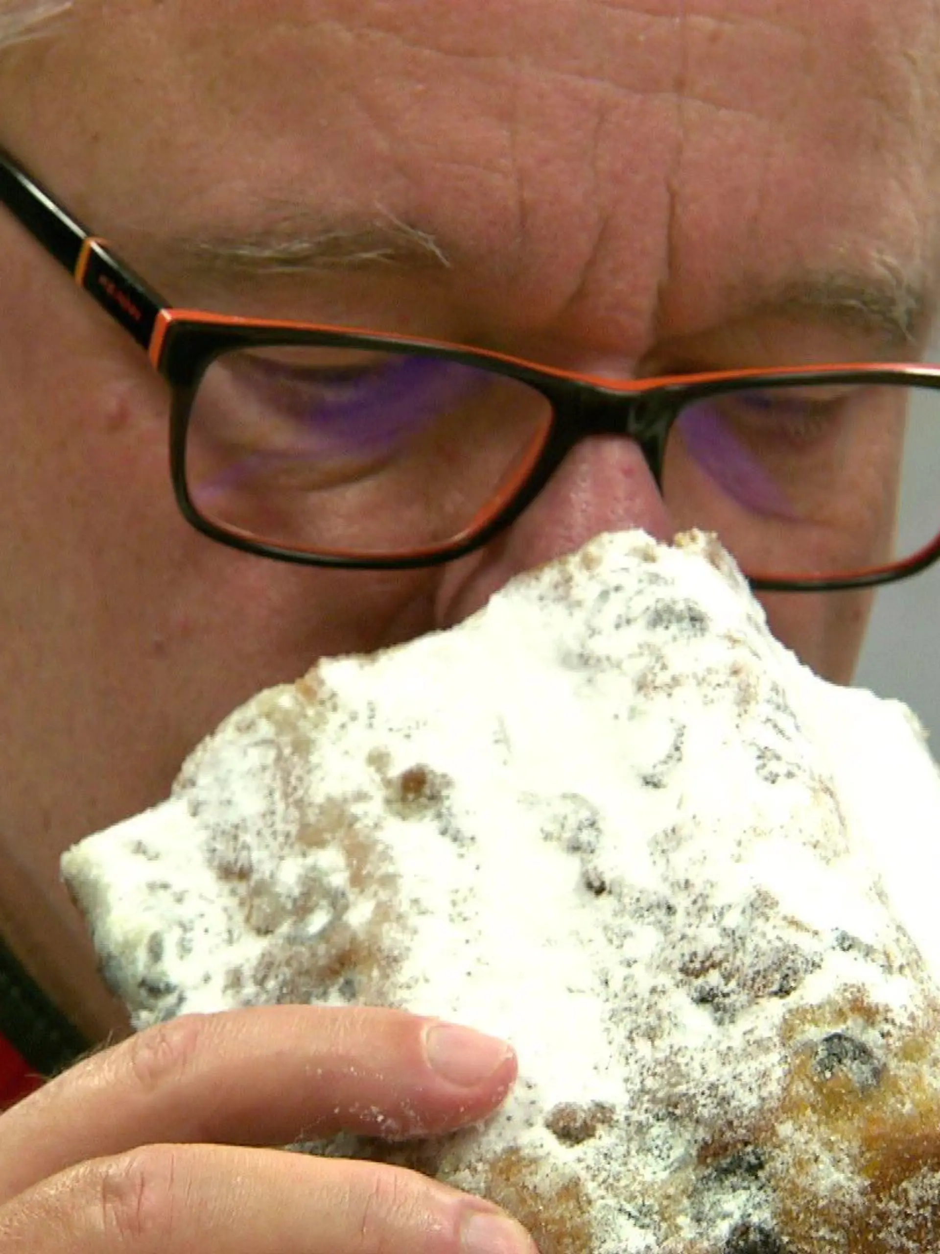 Michael Isensee ist Fachmann für Stollen. Im Auftrag der Bäckerinnungen testet er jedes Jahr deutschlandweit rund 9000 Christstollen auf ihre Qualität