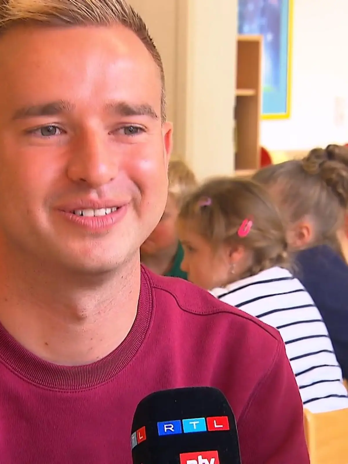 Patrick Heidenreich ist Erzieher aus Schwalmstadt-Ziegenhain und will mit seiner Schlager-Musik erfolgreich werden. RTL hat den Newcomer besucht.