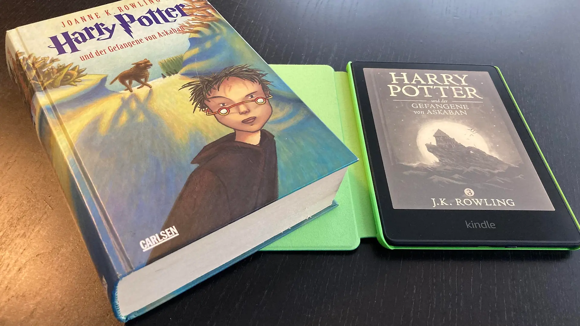 Buch oder Kindle Paperwhite Kids - die einen wollen die Seiten anfassen, die anderen schätzen das schlanke Format