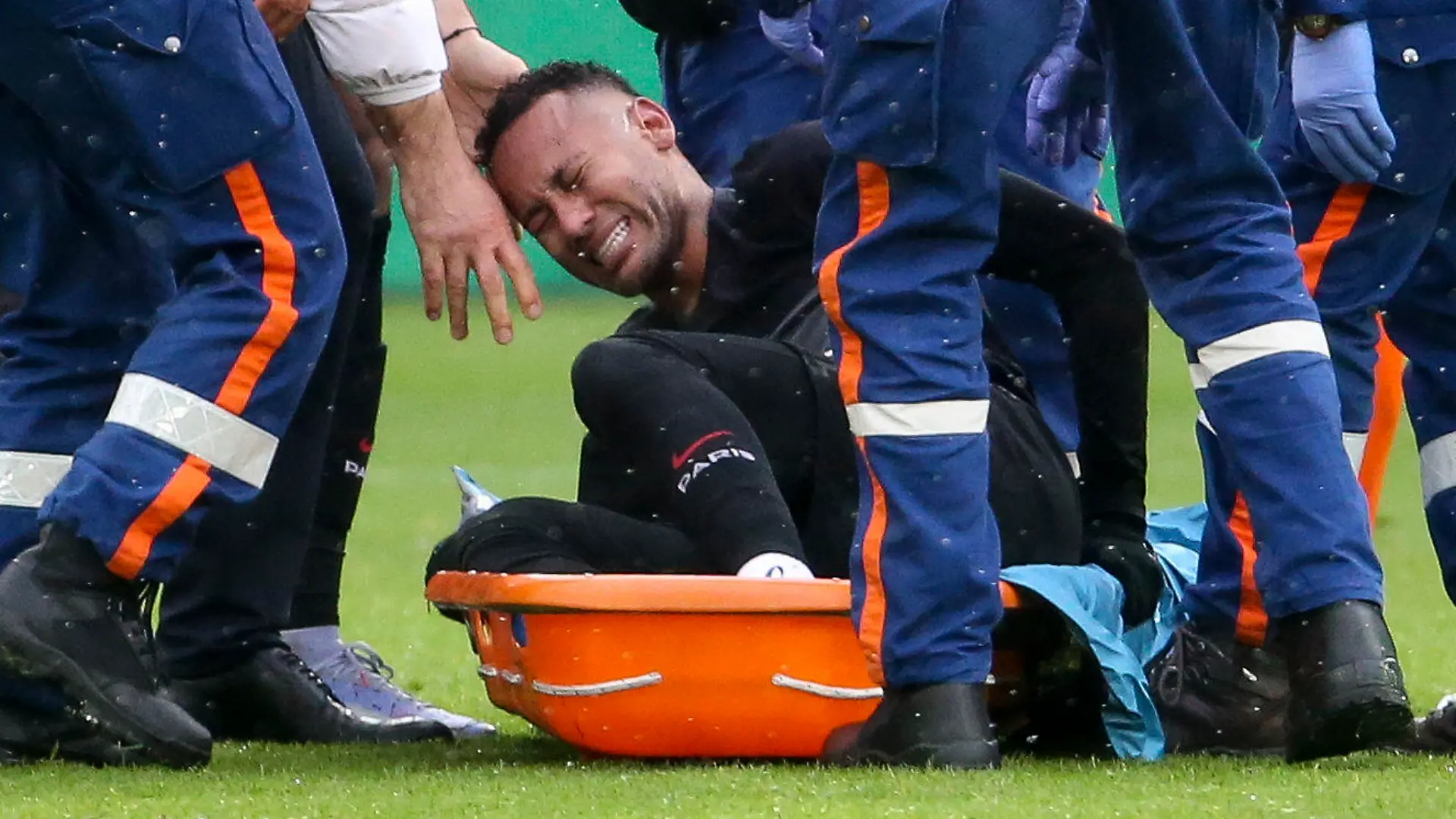 Injured on the ankle, Neymar Jr of PSG has to leave the pitch on a stretcher during the French championship Ligue 1 football match between AS Saint-Etienne (ASSE) and Paris Saint-Germain (PSG) on November 28, 2021 at Stade Geoffroy Guichard in Saint-Etienne, France - Photo Jean Catuffe / DPPI