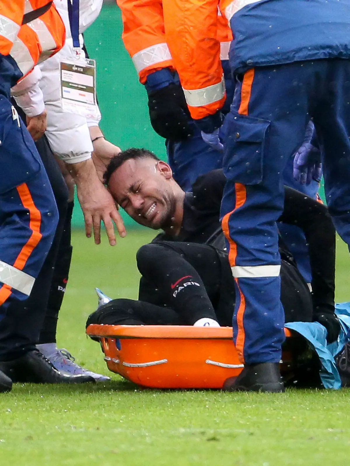 Injured on the ankle, Neymar Jr of PSG has to leave the pitch on a stretcher during the French championship Ligue 1 football match between AS Saint-Etienne (ASSE) and Paris Saint-Germain (PSG) on November 28, 2021 at Stade Geoffroy Guichard in Saint-Etienne, France - Photo Jean Catuffe / DPPI